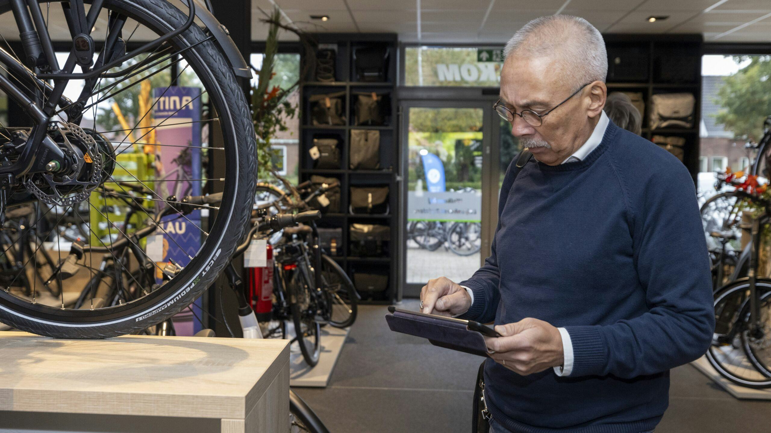 Ferry Smith tijdens een jurybezoek, daarbij wordt ook gekeken hoe veilig er gewerkt wordt in de winkel. Foto: Koos Groenewold