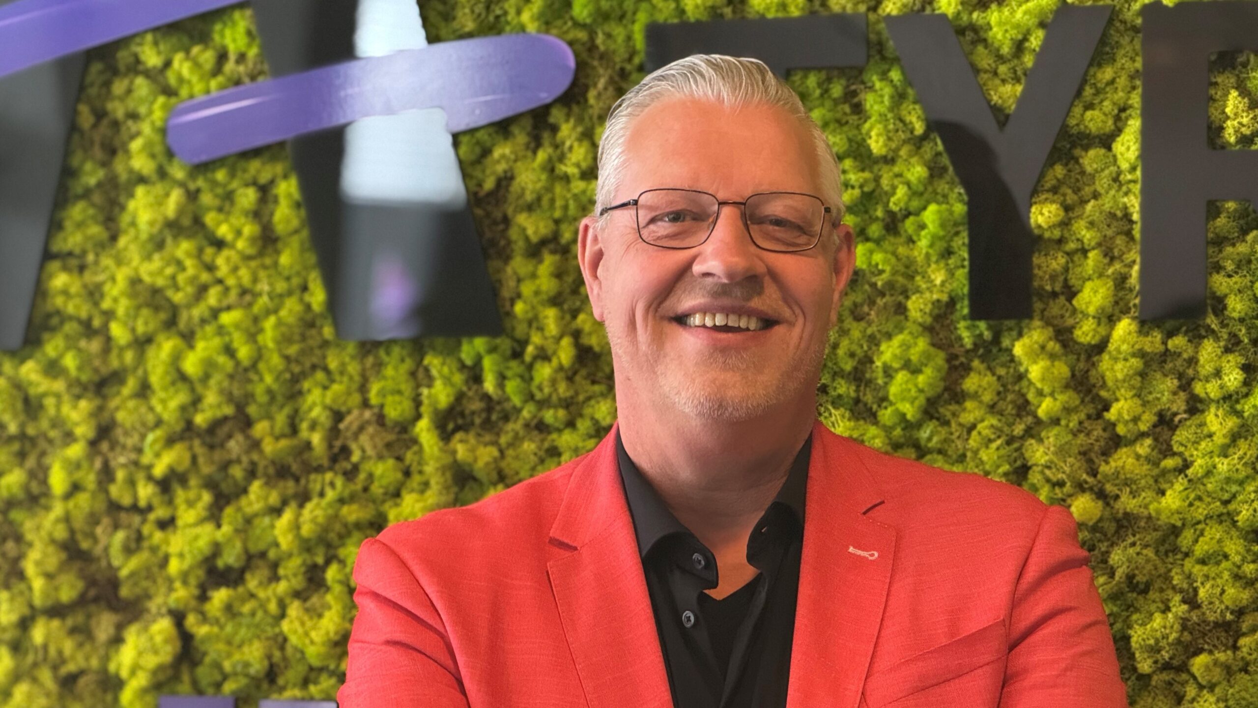 Nic Knippers voelt zich helemaal thuis in de tweewielerwereld, na jarenlang actief te zijn geweest in de auto- en landbouwsector. “Wat mij opvalt sinds ik in de fietsbusiness zit, is de enorme passie van fietsers. Vooral sportieve fietsers weten precies welke band ze op hun fiets hebben, welke schakelgroep erop zit en wat voor remmen ze gebruiken. Bij auto’s is dat toch echt anders. (Foto's: Vredestein)