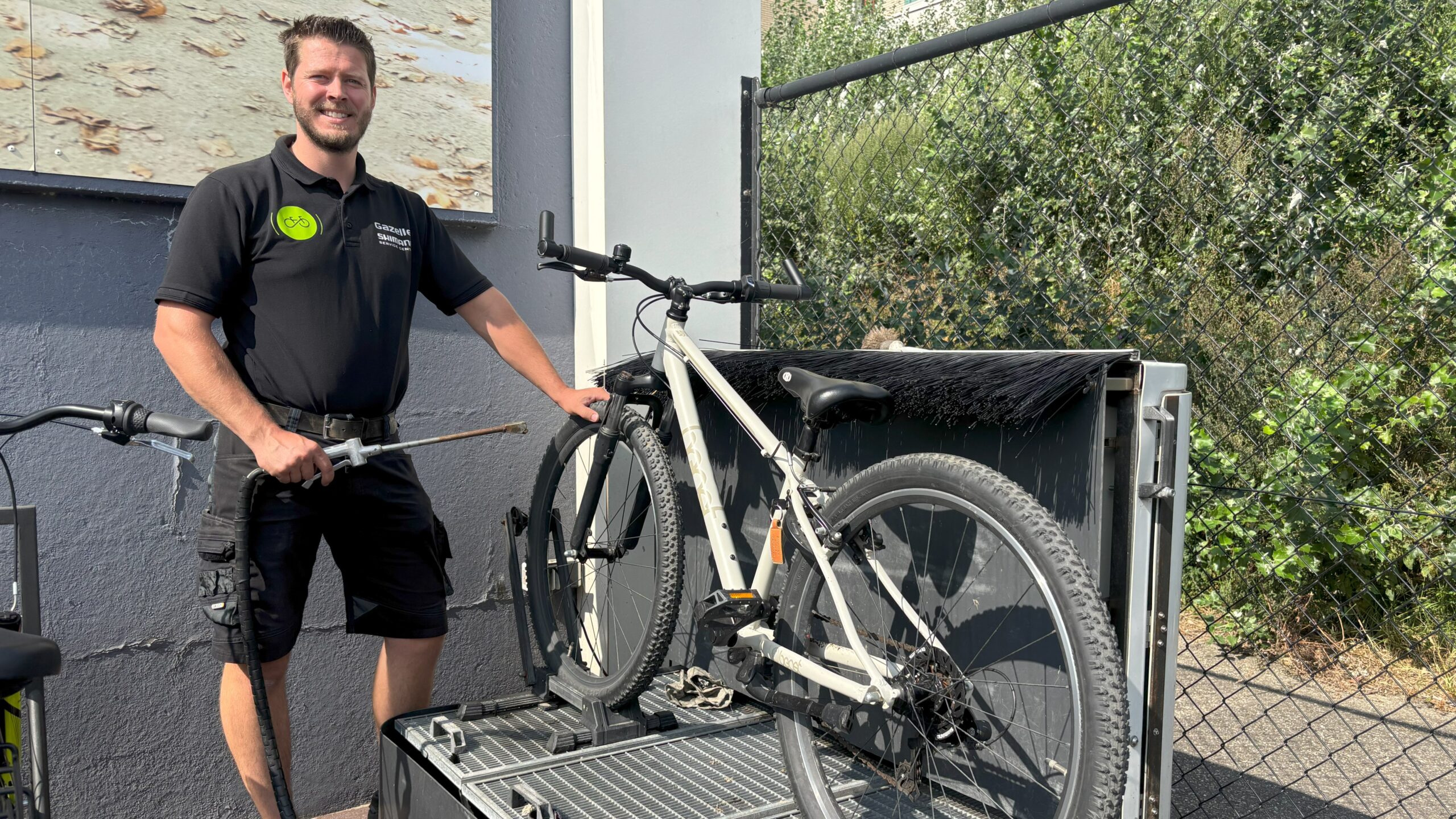 Bij Bike Store Breskens staat een fietswasmachine waarmee fietsen snel en veilig voor kwetsbare onderdelen schoongemaakt kunnen worden. (Foto Jeroen Rietvelt)
