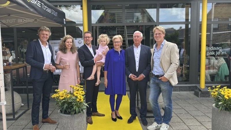 De familie Stout met links CEO Herman Bramer en commercieel manager Lennart van Aggele van DRG. 