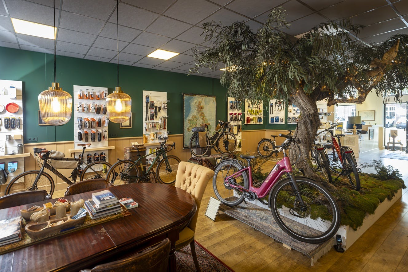 In de winkel staan twee bomen opgesteld als absolute blikvangers. Foto: Koos Groenewold