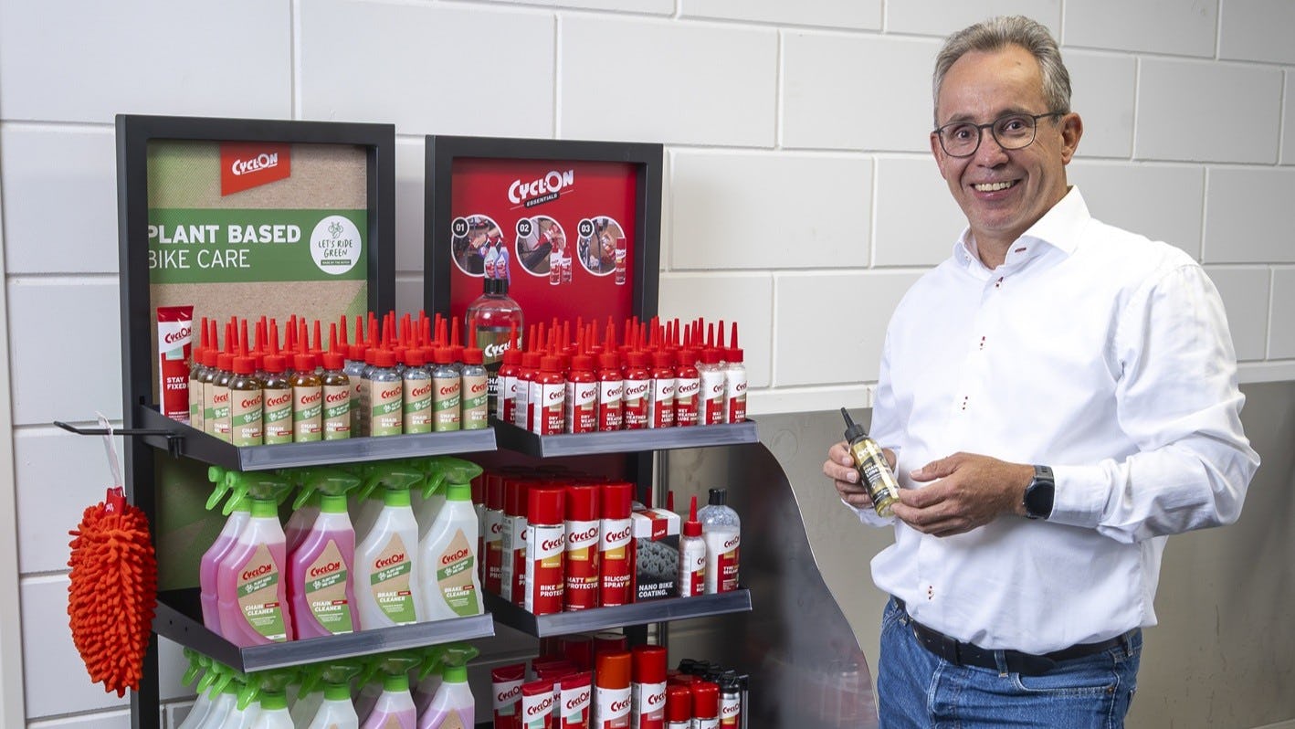 De reguliere (rode lijn) en plant-based producten naast elkaar. Foto: Koos Groenewold.
