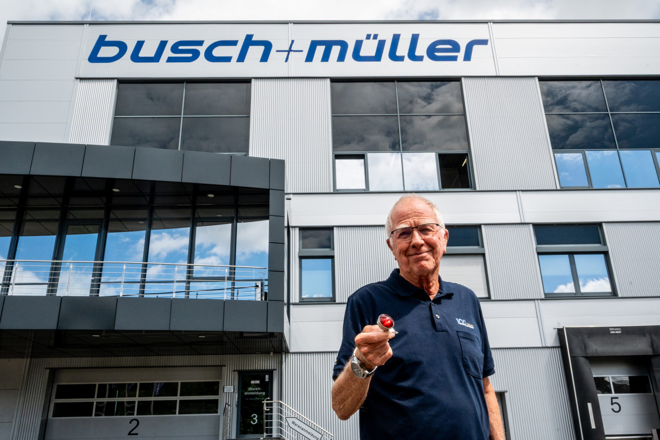 Rainer Mueller met de reflector 'Katzenauge'.