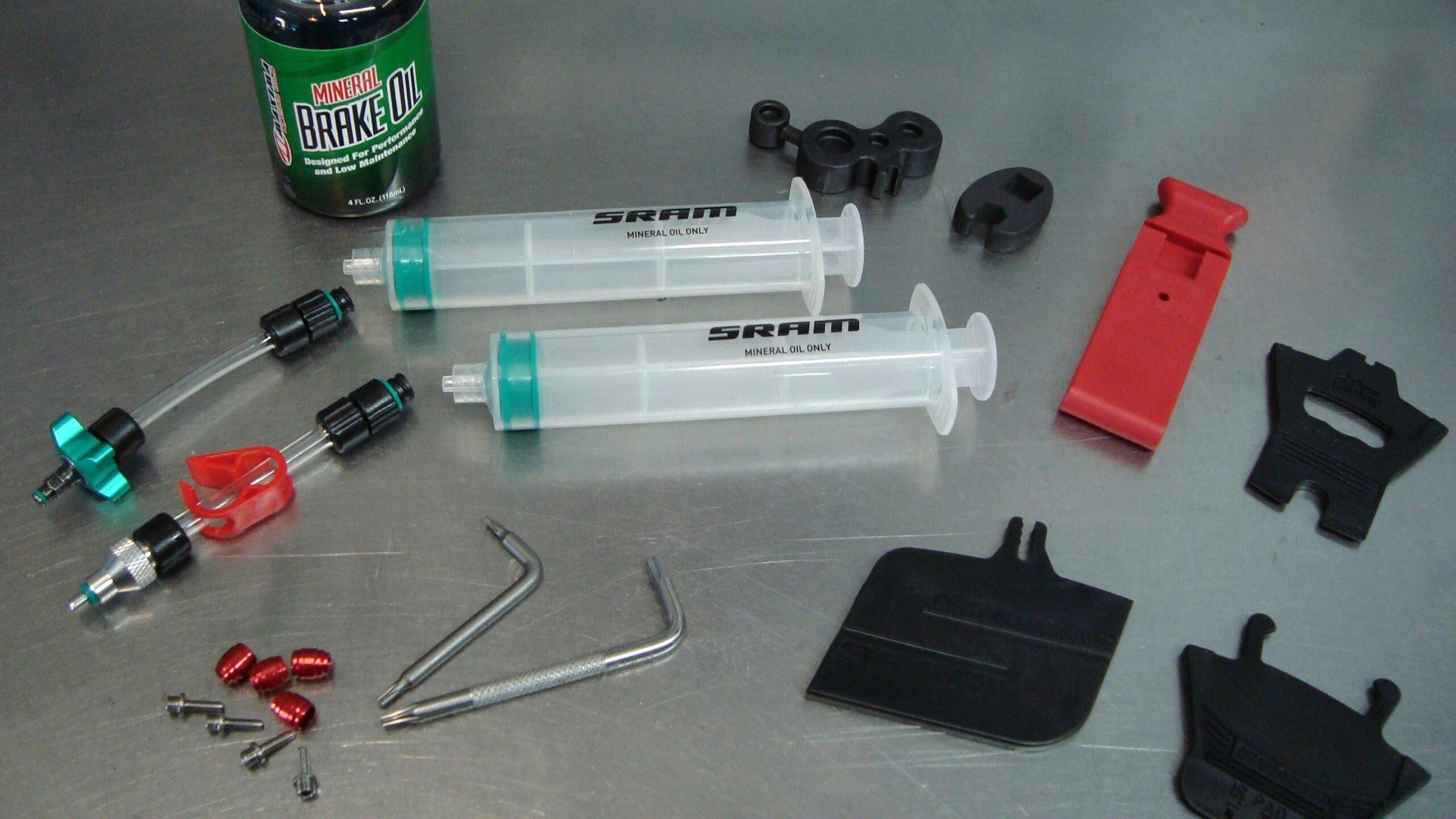 Met de basis bleed kit SRAM voor mineraal olie, kun je alle reparatie en onderhoudswerkzaamheden aan de nieuwe Maven, Motive en DB remmen uitvoeren. Foto's: David Thörig.