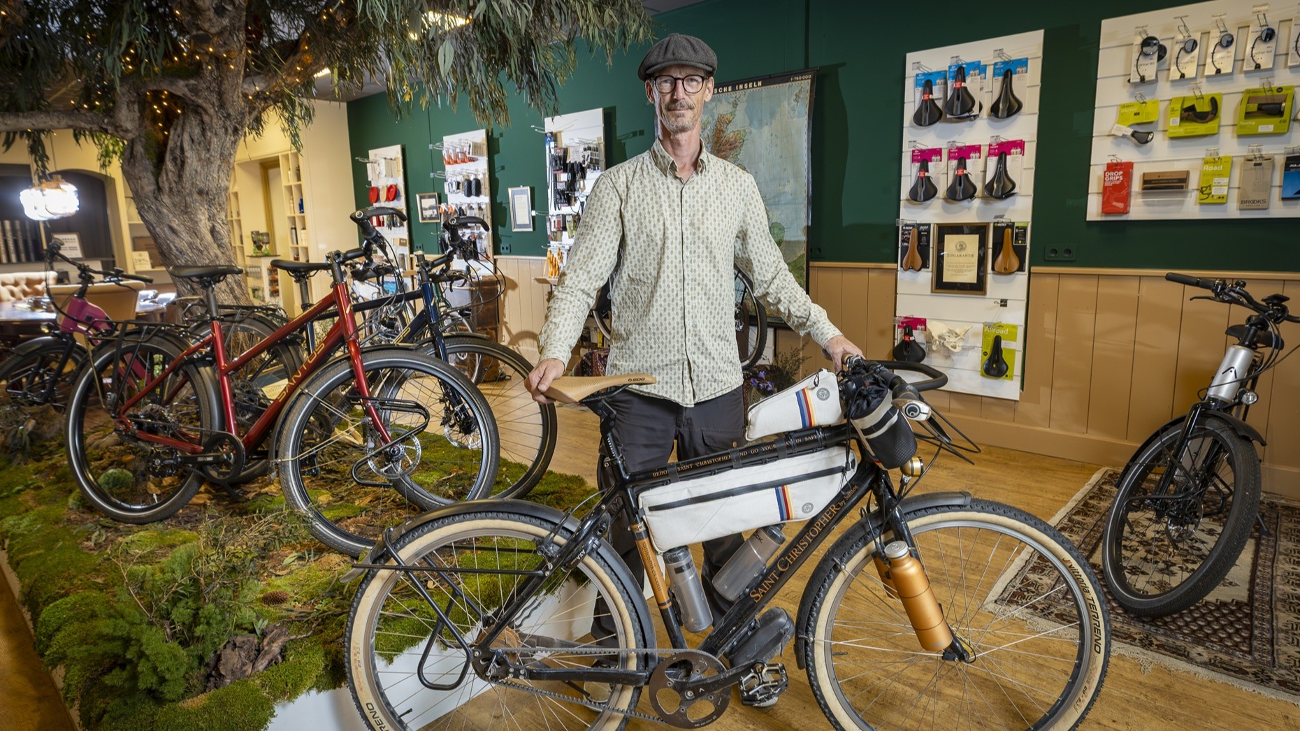 Michiel van den Brink is trots op wat hij heeft neergezet: "Fietsavonturiers vanuit het hele land komen naar Gorssel om bij mij die ene Santos samen te stellen." Foto: Koos Groenewold.