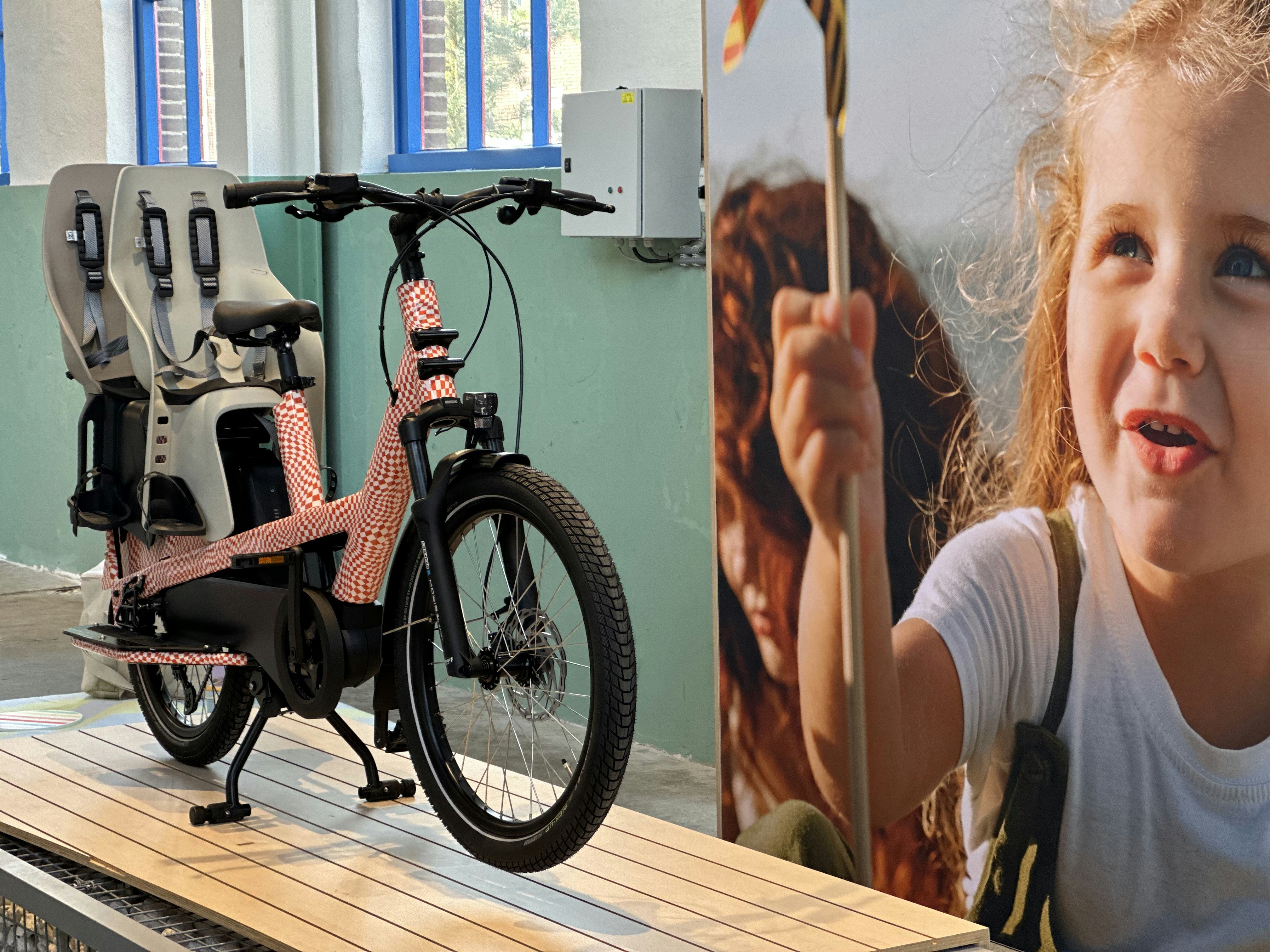 Met Babboe richt Accell zich vanaf nu op het middensegment, met nadruk op kwaliteit. Op de dealershow was een prototype van de Babboe longtail te zien. (Foto: Tweewieler)