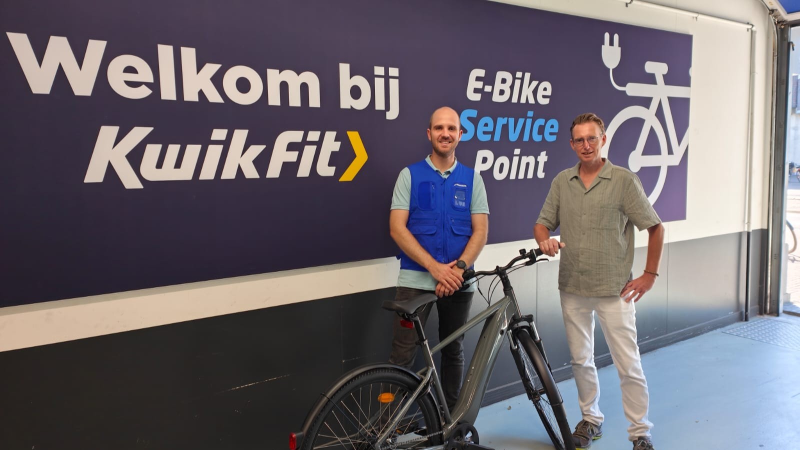 Nico Werkman, commercieel verantwoordelijke voor reparatie bij Decathlon, (l) en Harold Kappers, business development manager bij KwikFit (r). Foto: KwikFit.