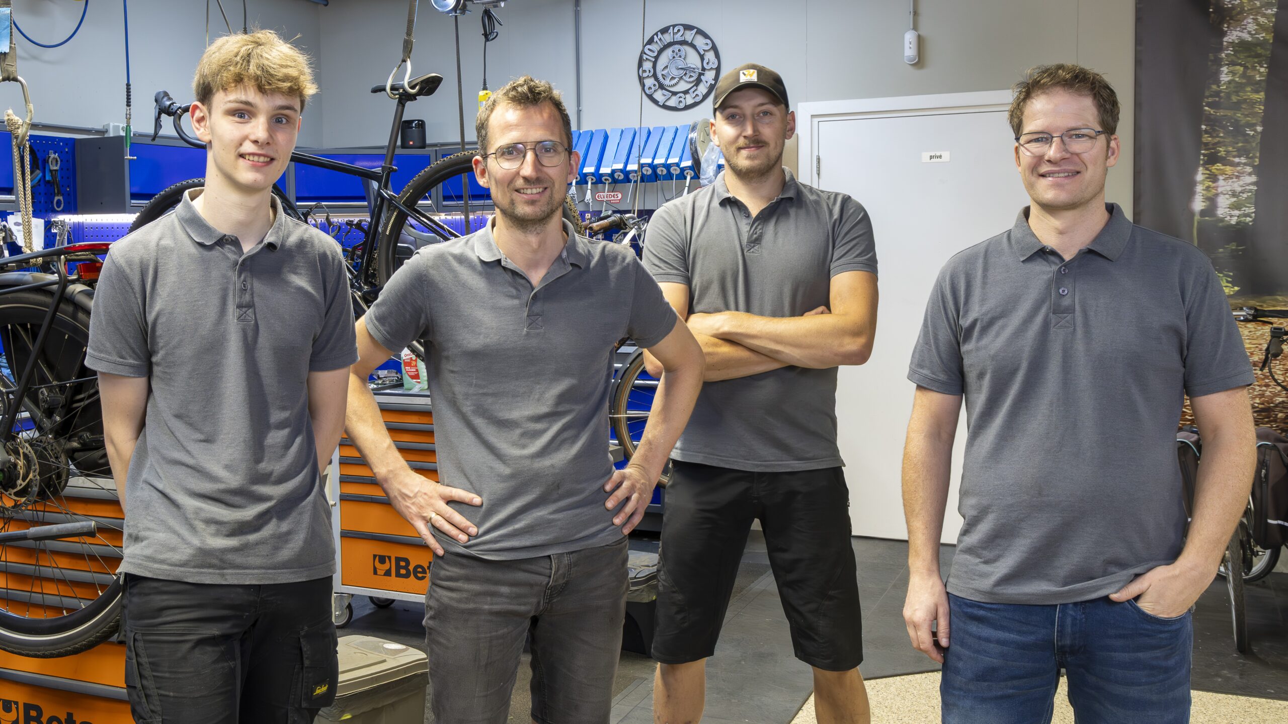 Michiel Grootkarzijn (rechts) met zijn team: leerling-monteur Bram, Kamiel en Jorick. Foto’s: Koos Groenewold.