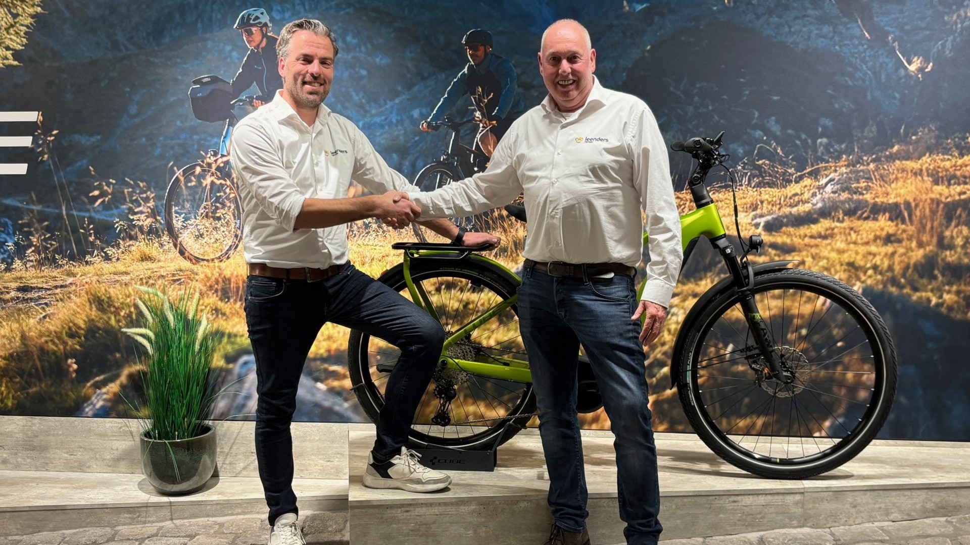 Maarten Spijkers (links) heeft de winkel van Jos Leenders in Hengelo overgenomen. (Foto Leenders)