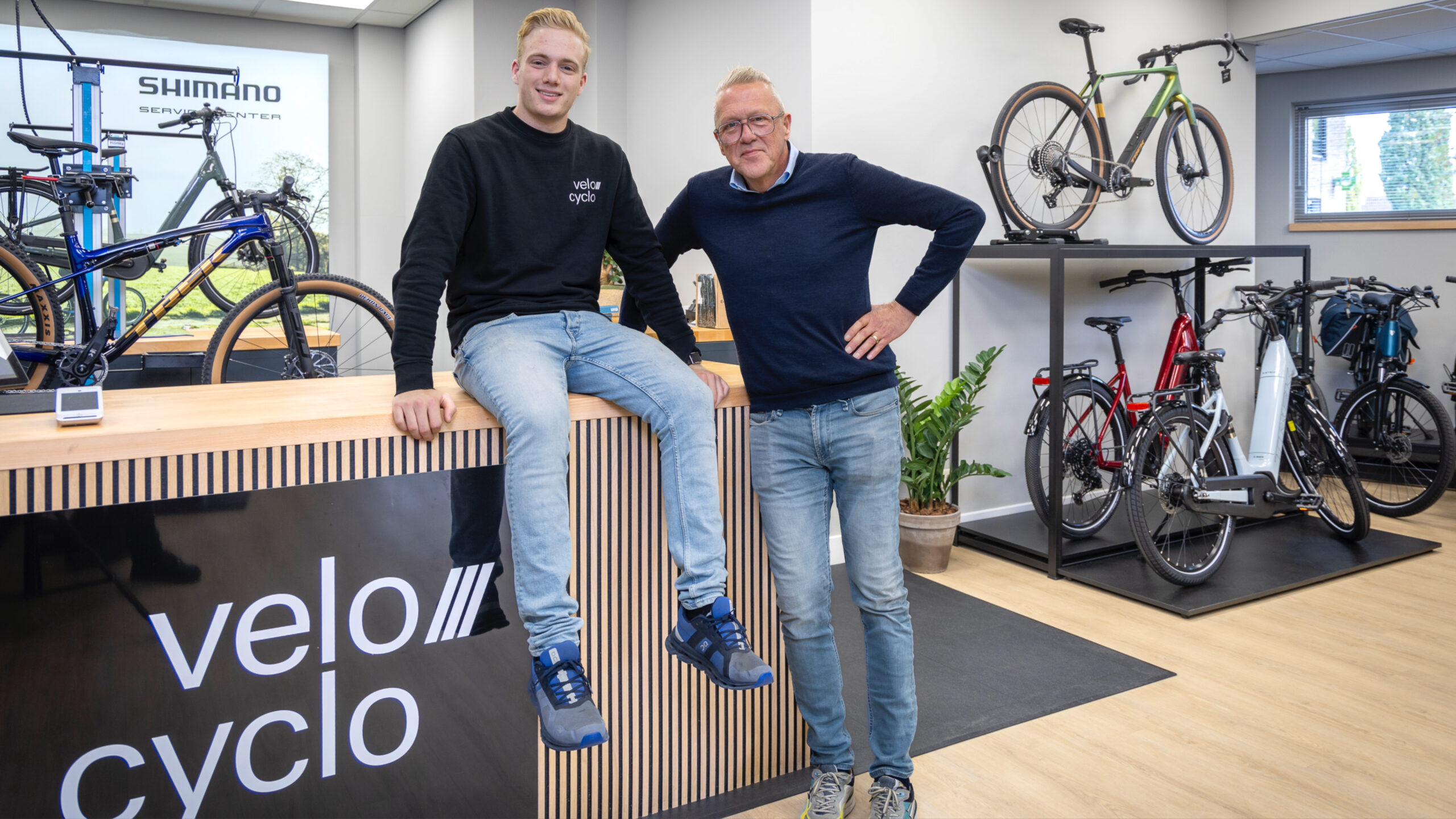 Vader Filip Demuyt (rechts) werd zo enthousiast door de plannen van Lucas dat hij besloot zijn bedrijf te verkopen en samen de winkel te gaan runnen. Foto’s: Koos Groenewold