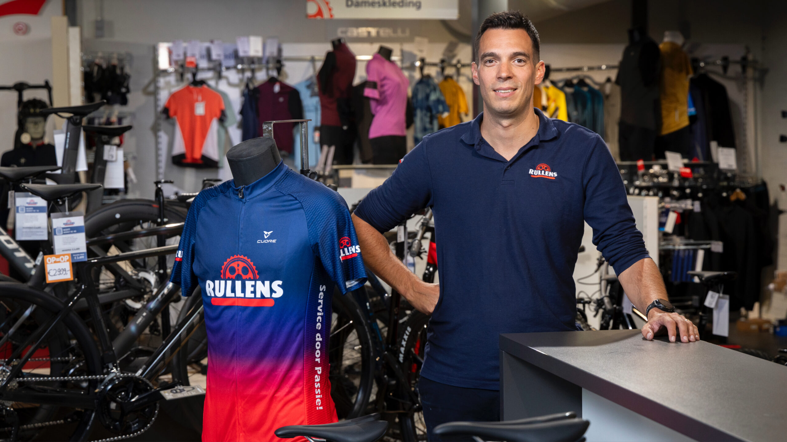 Niels Rullens is constant bezig met efficiëntieverbeteringen en optimalisaties in de winkel. Op verdere groei of expansie zit de ondernemer niet te wachten. Foto Koos Groenewold