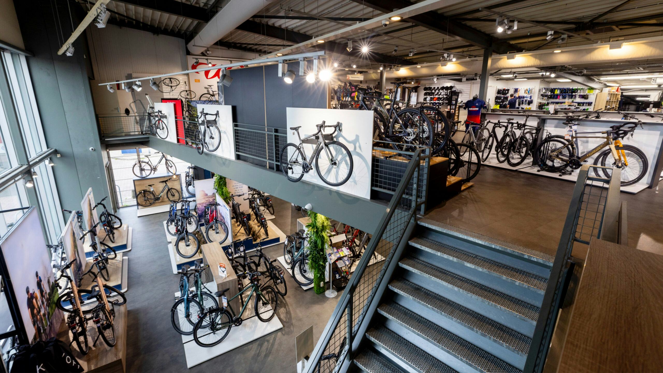 Op de begane grond vind je de stadsfietsen en e-bikes, hoofdzakelijk van merken als Gazelle en Koga. Op de bovenverdieping staan de gravelbikes, racefietsen en mountainbikes van onder meer Giant, Liv, CADEX, Scott en Wilier. Foto Koos Groenewold