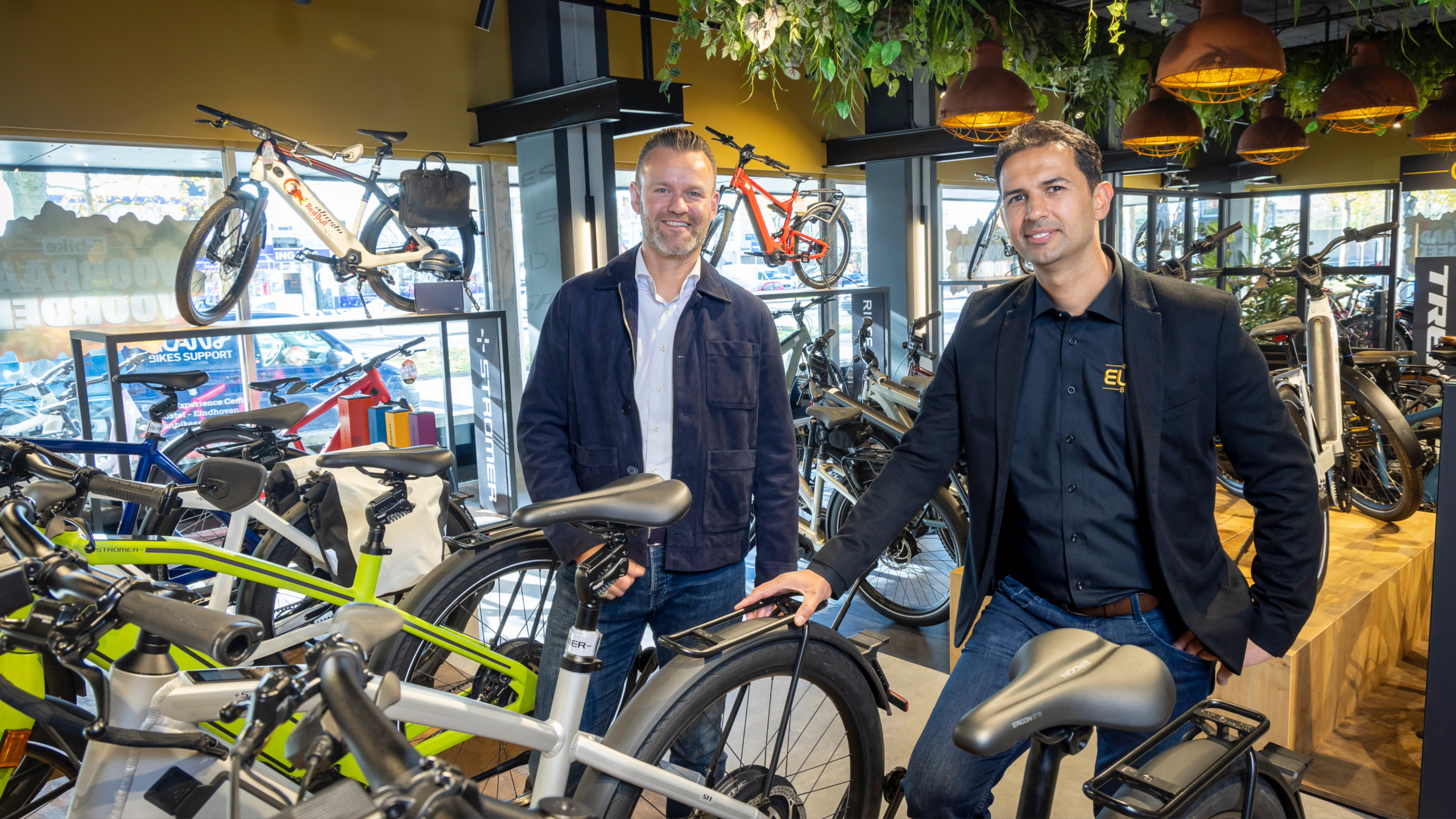 Laurens Bos van Oostendorp Autogroep (links) en operationeel manager Zhamier Safi: gingen samen op zoek naar een nieuwe vestigingsplaats. Uiteindelijk werd die zo’n anderhalve kilometer verderop gevonden. Foto Koos Groenewold 