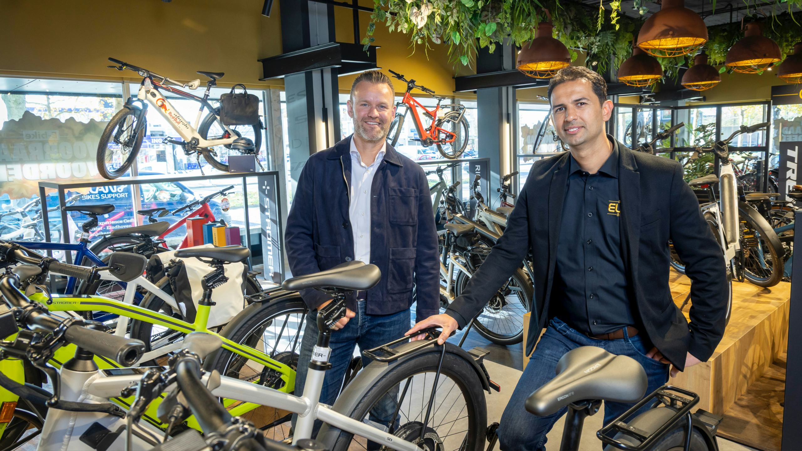 Laurens Bos van Oostendorp Autogroep (links) en operationeel manager Zhamier Safi: gingen samen op zoek naar een nieuwe vestigingsplaats. Uiteindelijk werd die zo’n anderhalve kilometer verderop gevonden. Foto Koos Groenewold