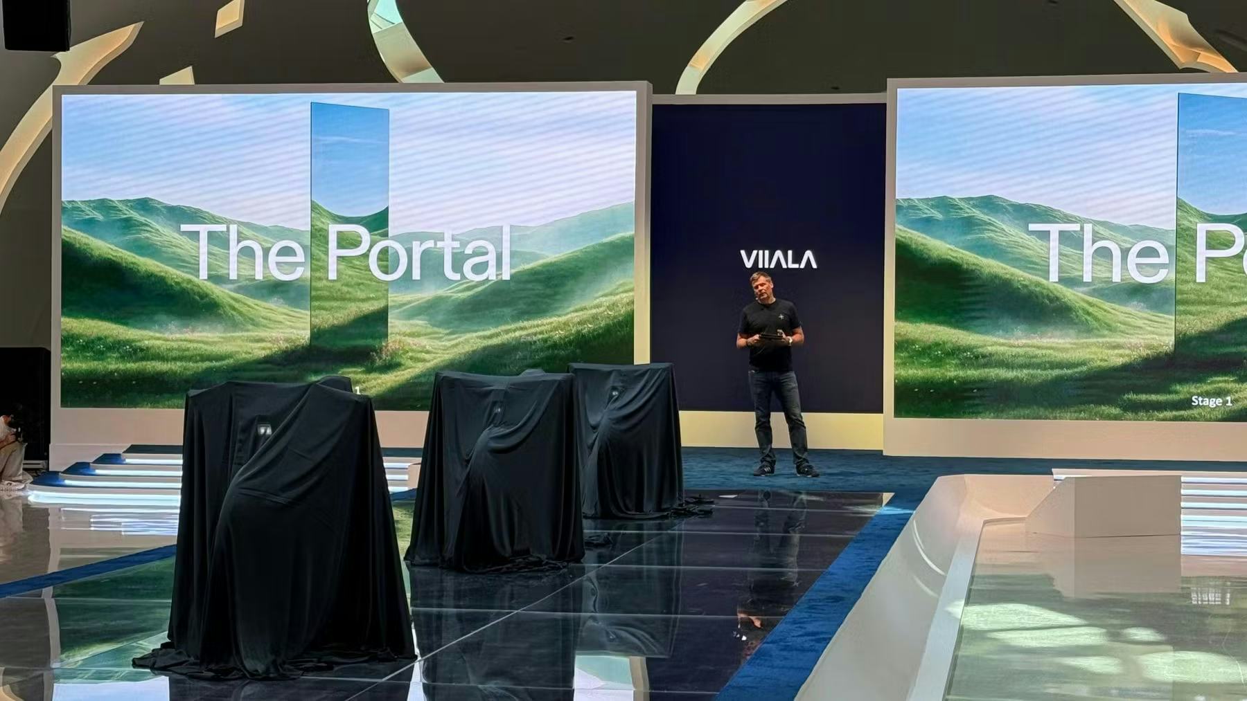 Op het podium in Dubai werden drie conceptmodellen gepresenteerd.  – Foto's Viiala