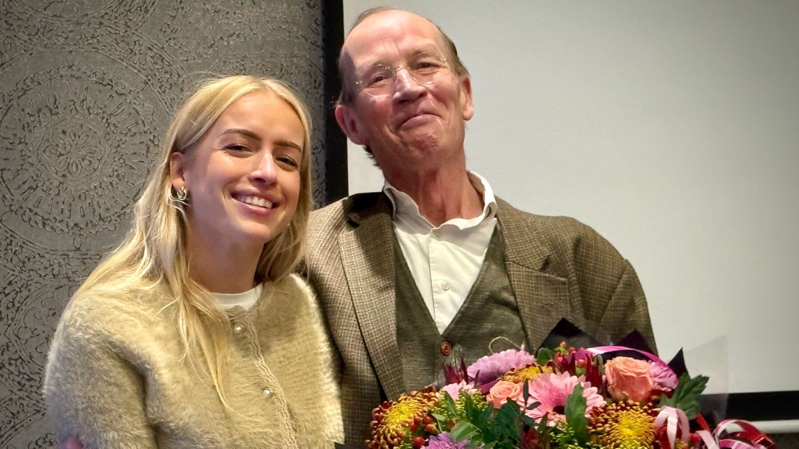 Ron Haker nam de Gouden Speld samen met zijn dochter dankbaar in ontvangst. (Foto: Arnauld Hackmann)