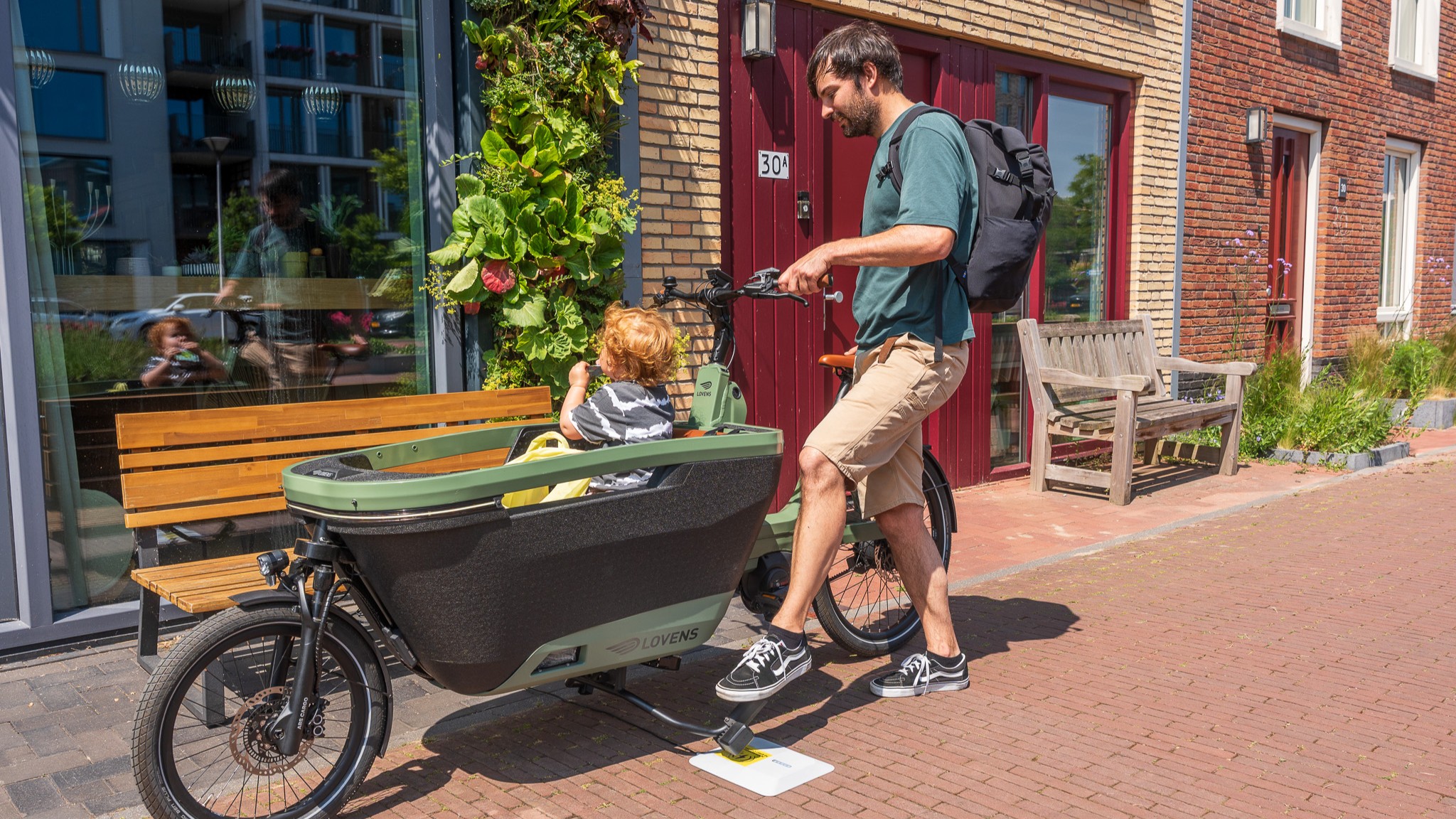 Mensen met een bakfiets kunnen die zo heel makkelijk buiten opladen. (Foto: Tiler)