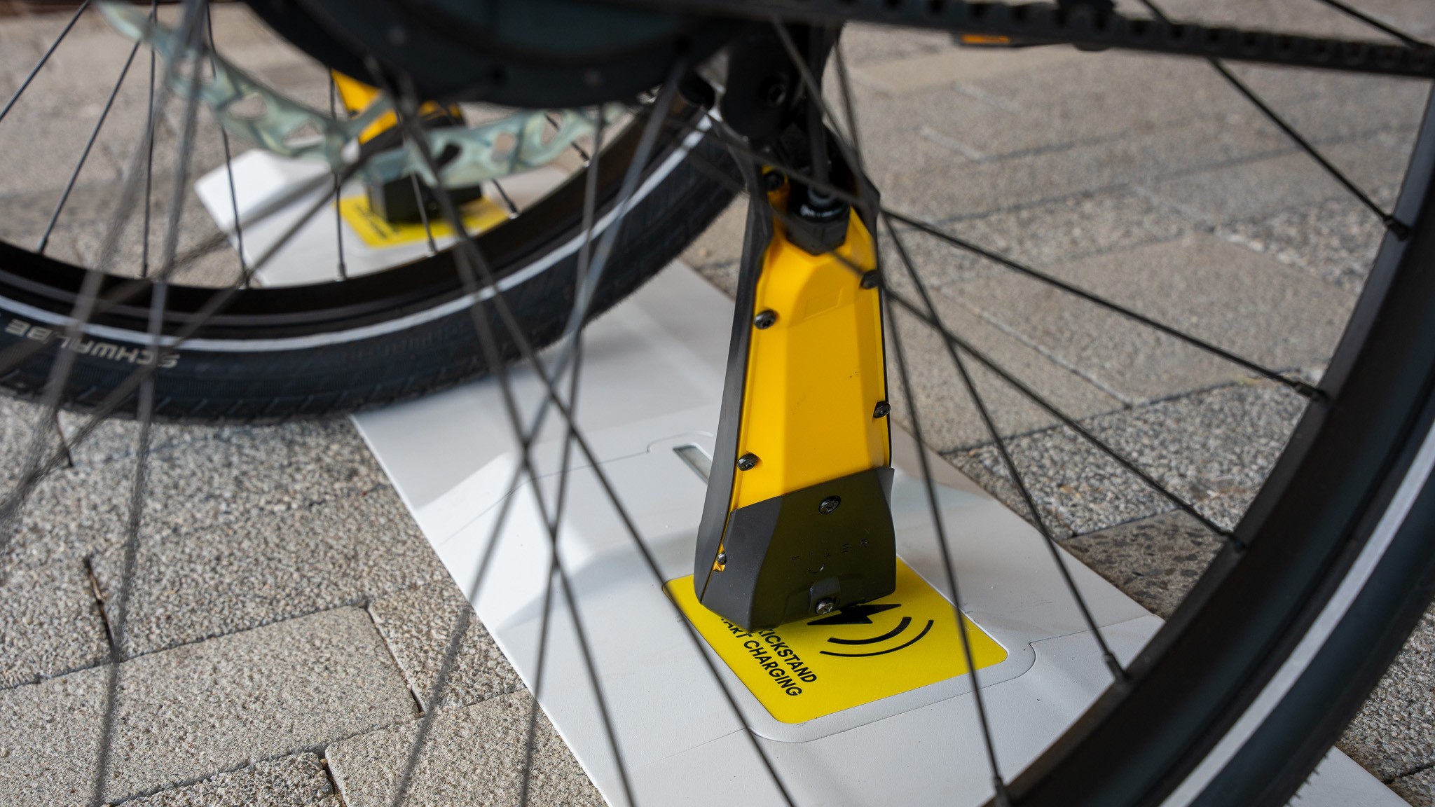 Tiler maakt na faillissement snelle doorstart met draadloos laden voor e-bikes