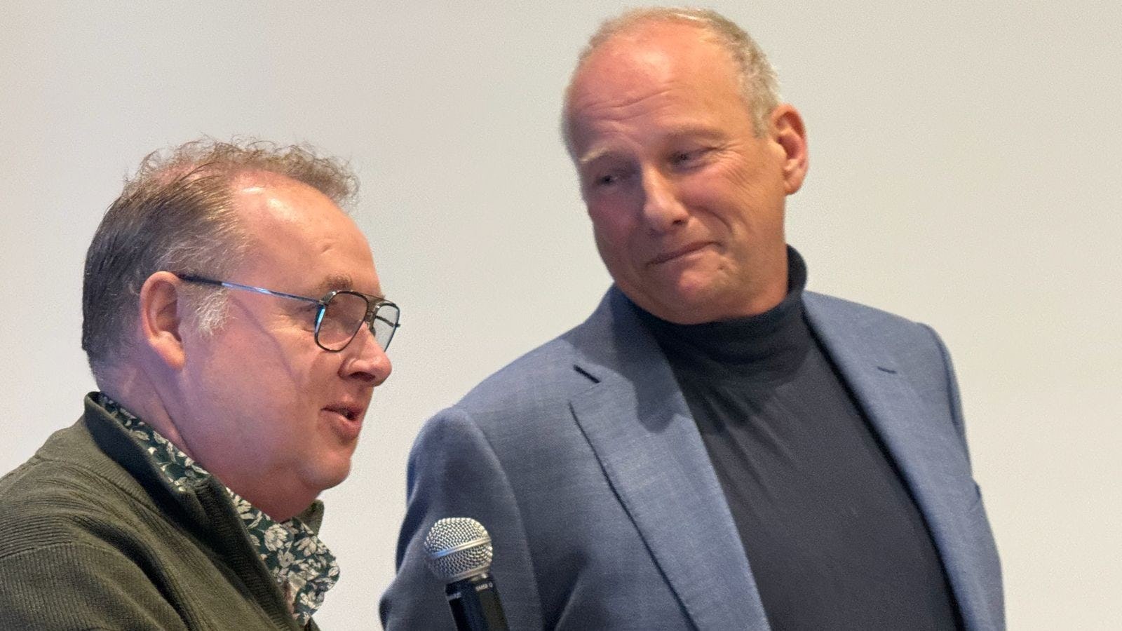 Wilfred Furster (rechts) wordt toegesproken door Rob van Oosterhout. (Foto: Arnauld Hackmann)