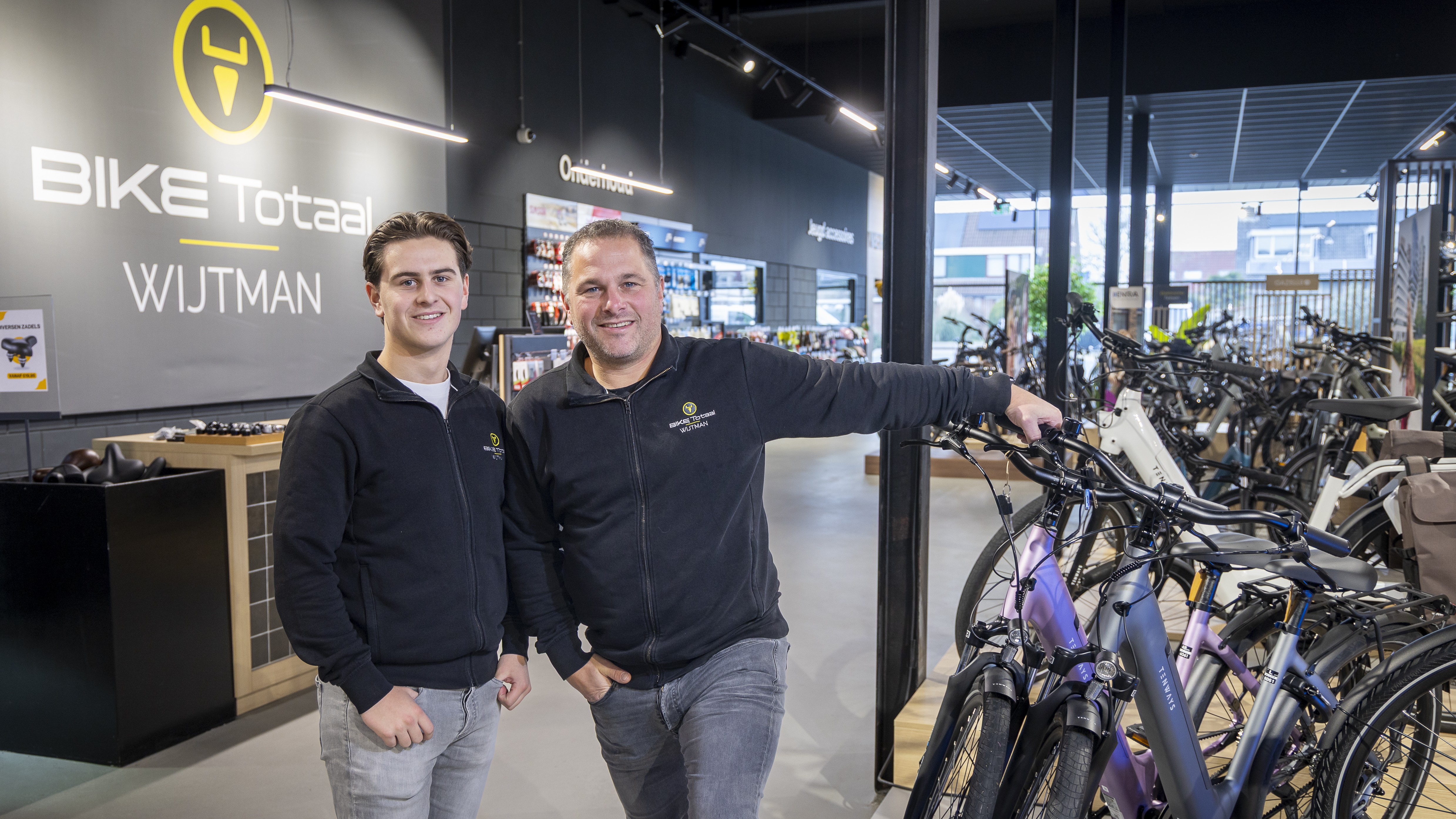 Arthur Wijtman met zijn zoon. Hij loopt sinds kort stage en hoopt op den duur in een van vestigingen werkzaam te zijn.