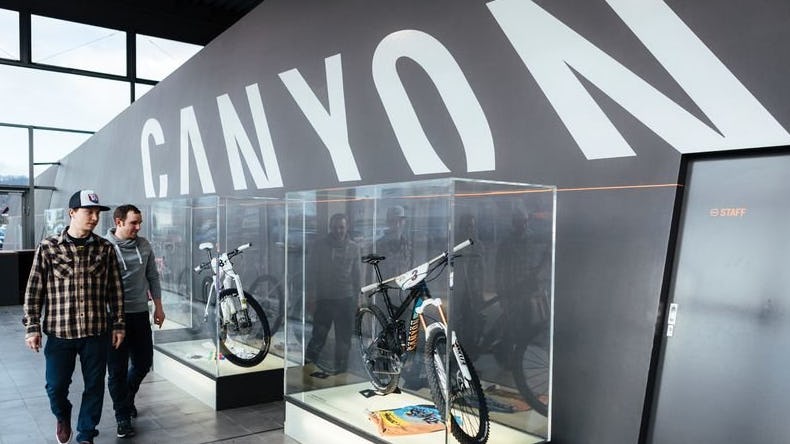 Oprichter Roman Arnold, de man die Canyon uitbouwde vanuit de fietsenwinkel van zijn vader in Koblenz, keerde onlangs terug op het oude nest na een tijd weg te zijn geweest. (Foto: Canyon)