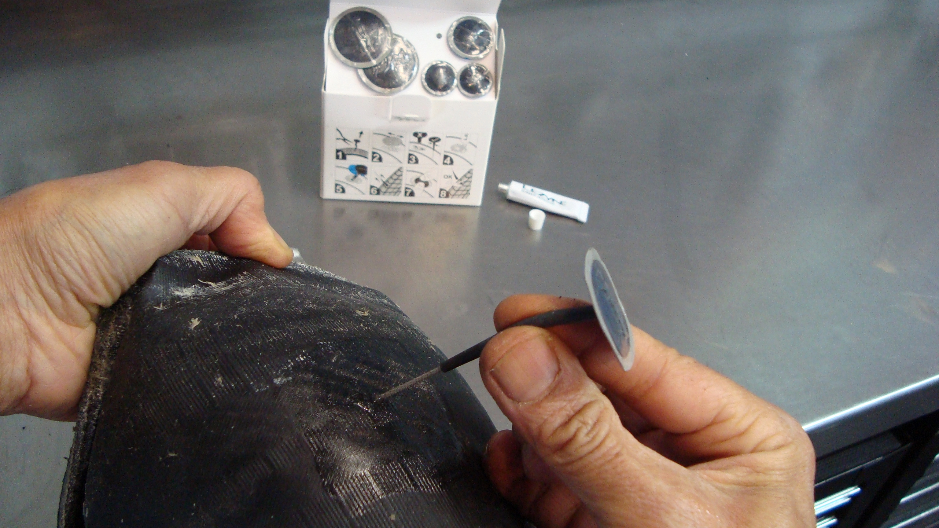 Pleister en plug in één voor het afdichten van een lek in de tubeless band. foto David Thörig