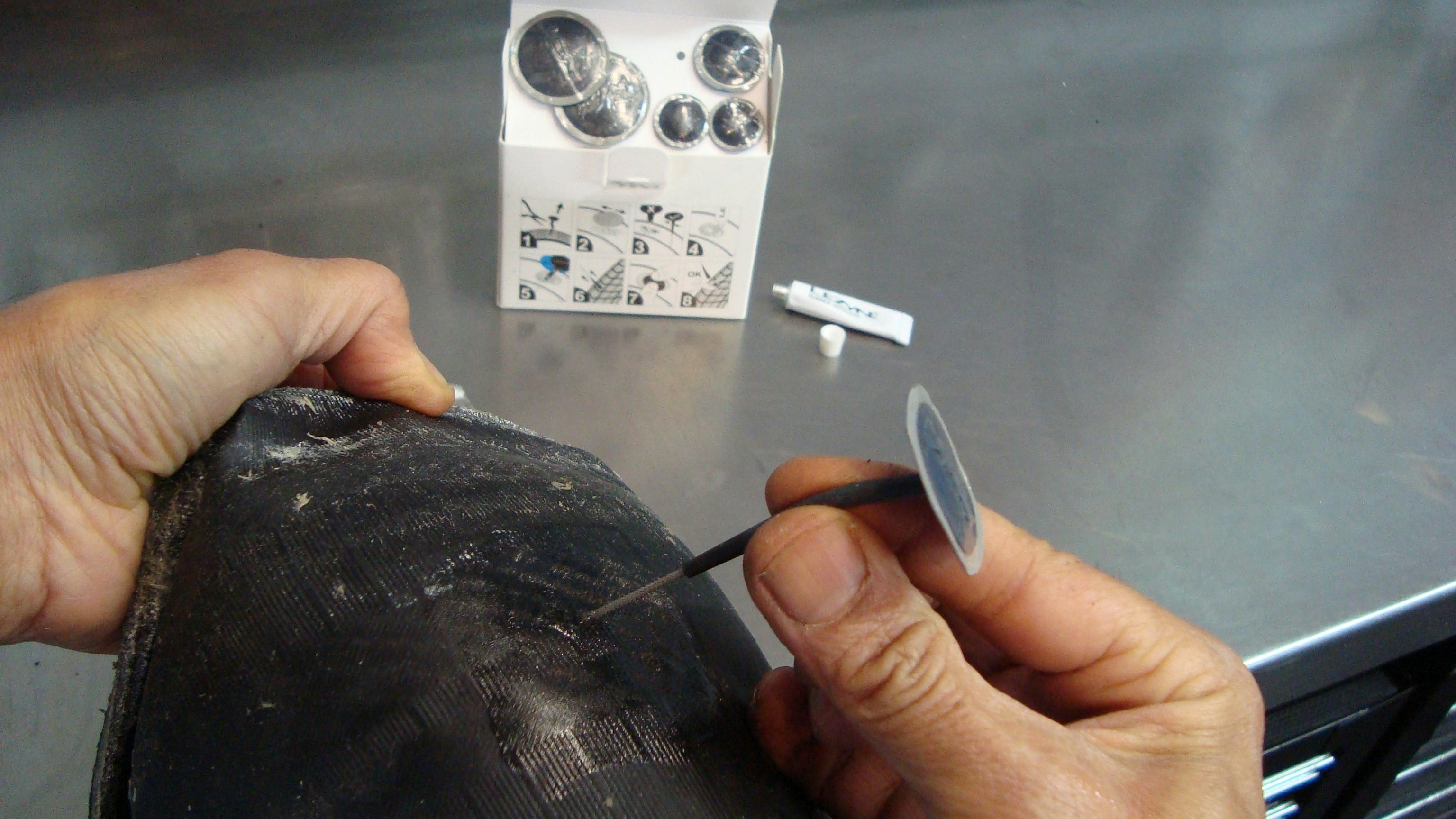 Pleister en plug in één voor het afdichten van een lek in de tubeless band. foto David Thörig