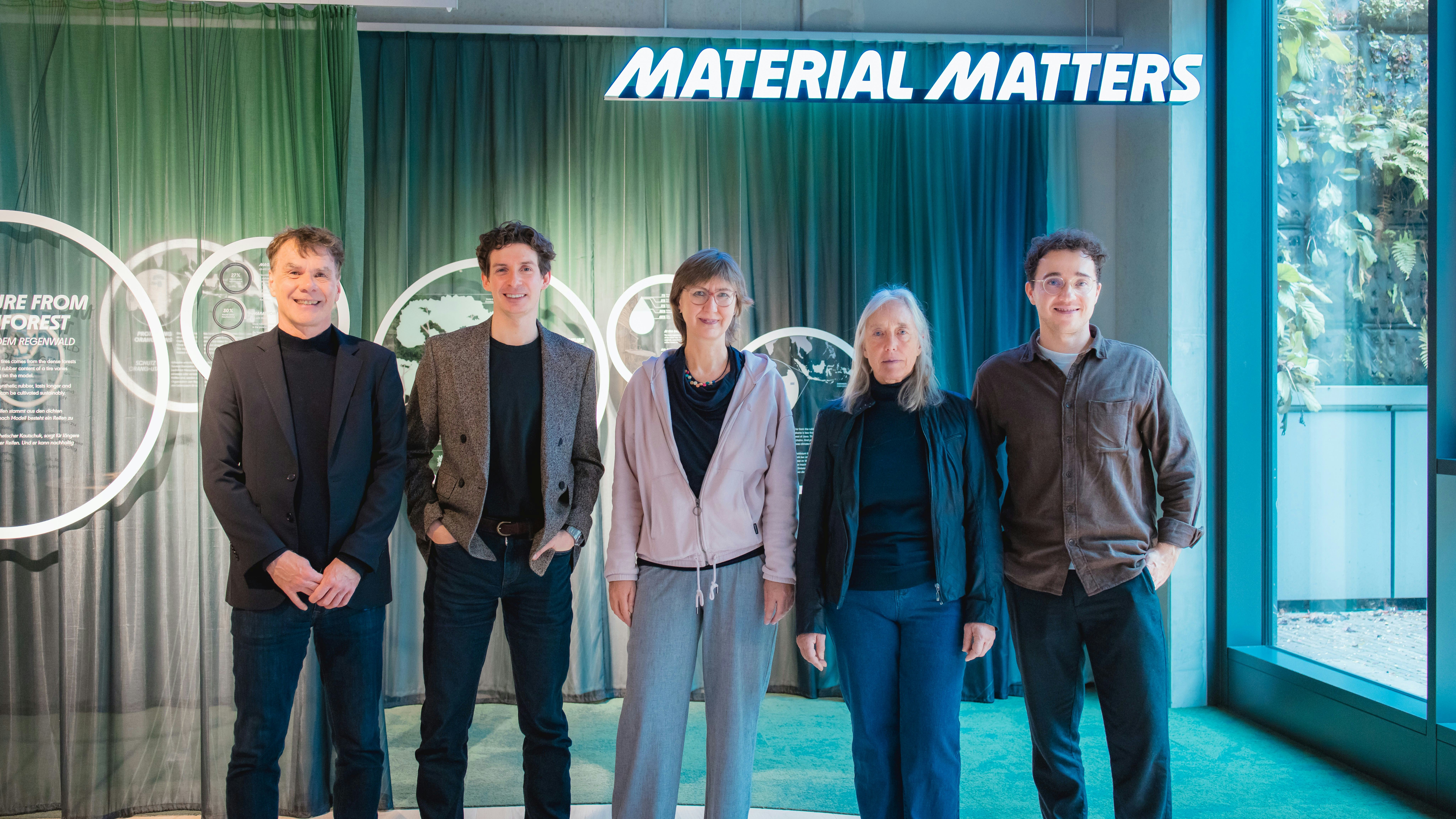 Van links naar rechts: Stefan Hörmann (COO, Fair Rubber Association), Felix Jahn (Head of CSR, Schwalbe) Gudrun Schlöpker (Projectmanager Fair Rubber Association), Wera Tschekorsky Orloff (Fair Rubber Association) en Jens Timmerbeil (CSR Manager, Schwalbe). (Foto: Schwalbe)