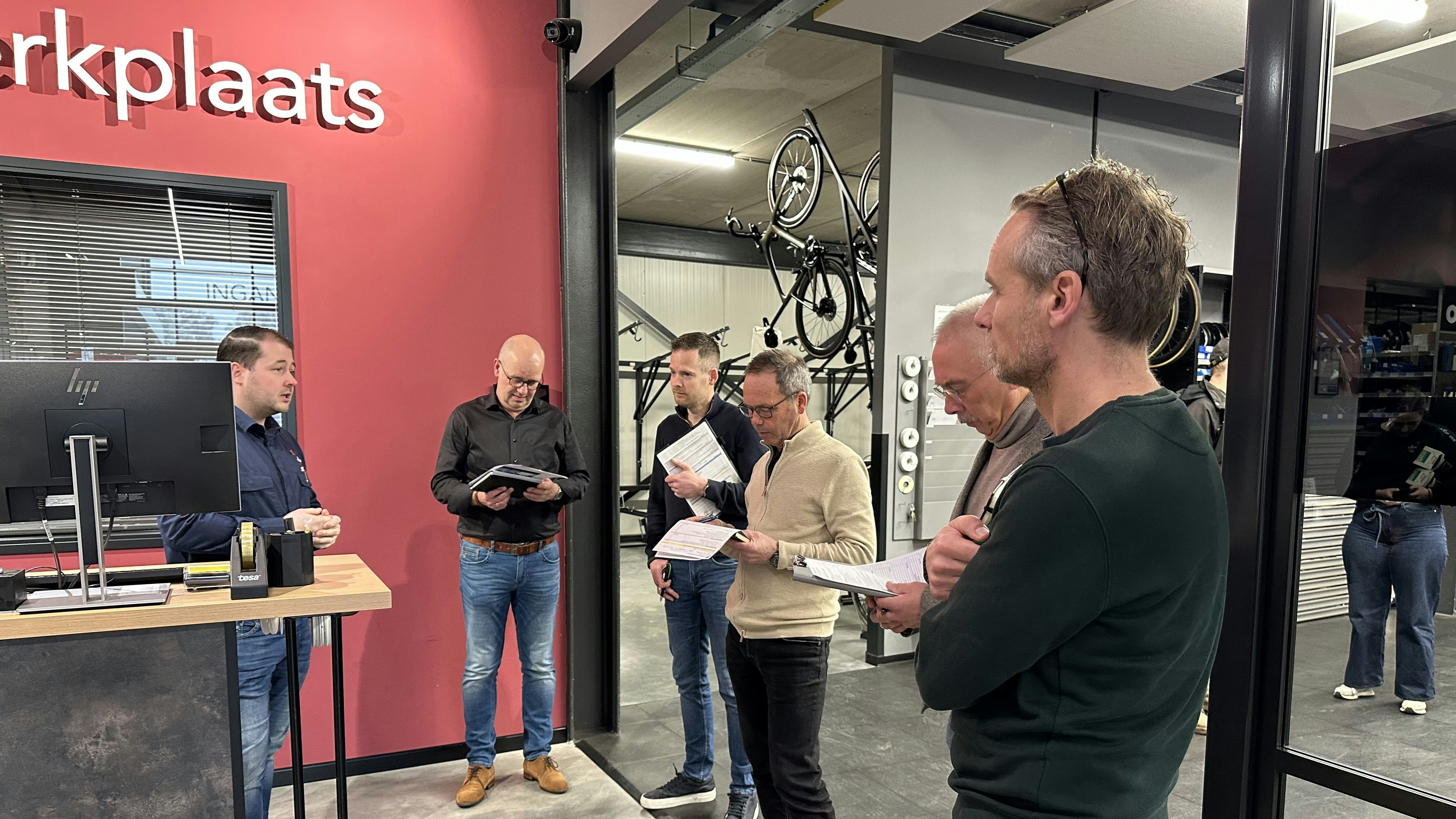 Tijdens het jurybezoek wordt ieder deel van de winkel beoordeeld door de jury. Foto Tweewieler