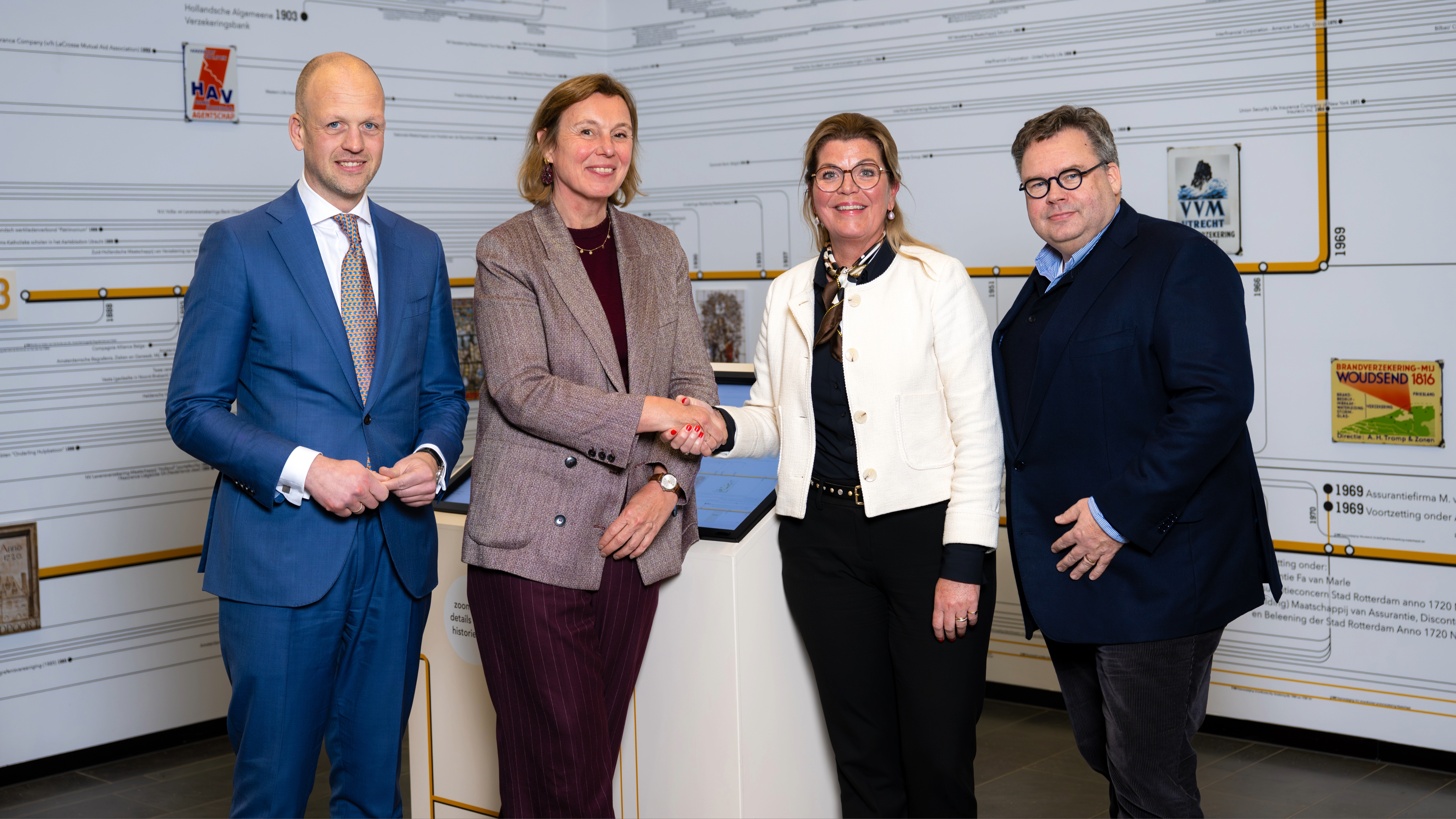 Op de foto van links naar rechts: Ewout Hollegien, Ingrid de Swart (bestuur a.s.r.), Christianne van der Wal, Peter Niesink (BOVAG). 