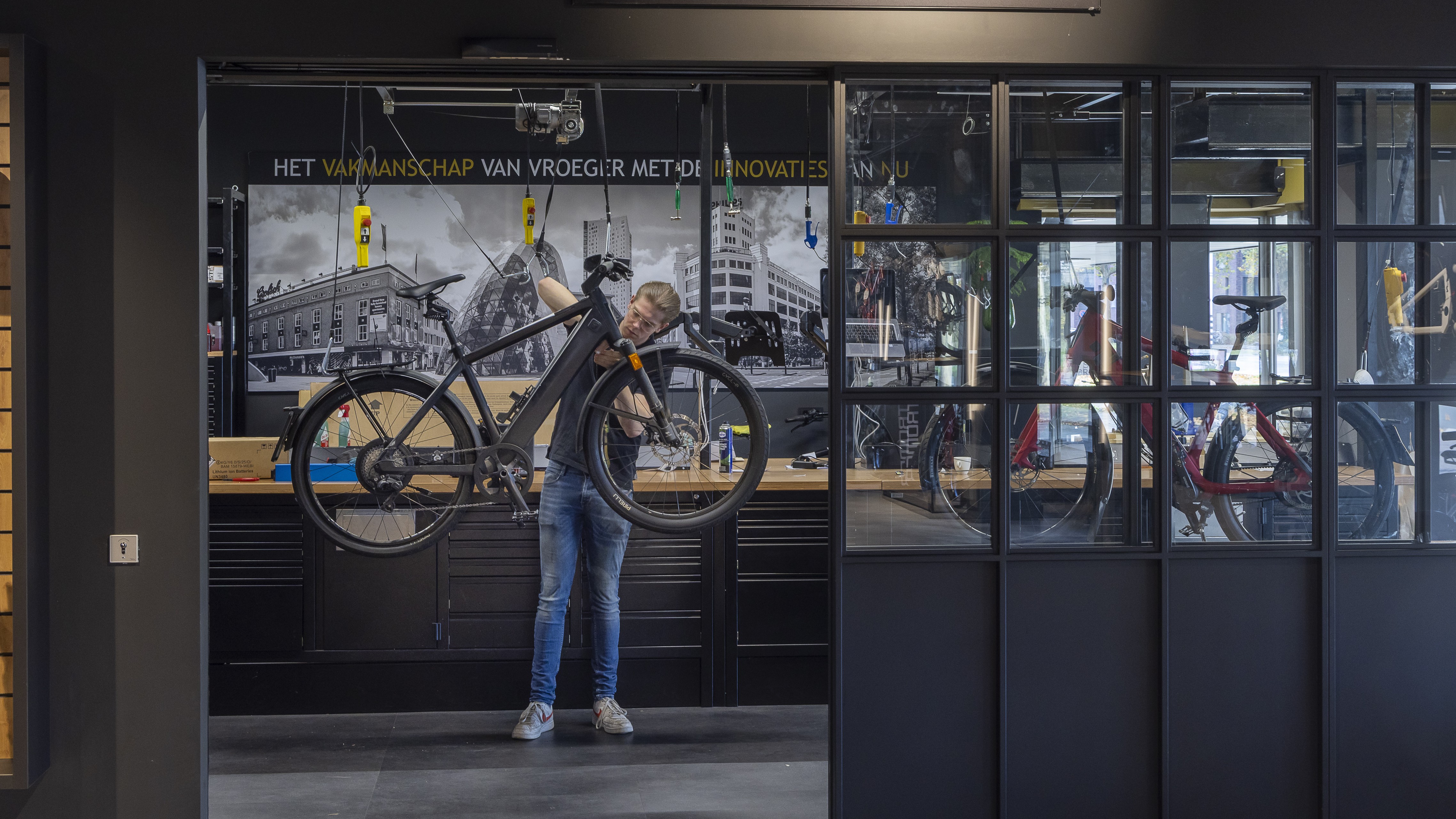 Het verlaagde btw-tarief van 9 procent is uitsluitend van toepassing op de door de fietsenmaker verrichte arbeid, oftewel de eigenlijke reparatiedienst. De levering van fietsen, fietsonderdelen en accessoires is altijd belast naar het algemene btw-tarief (21 procent). Foto Koos Groenewold