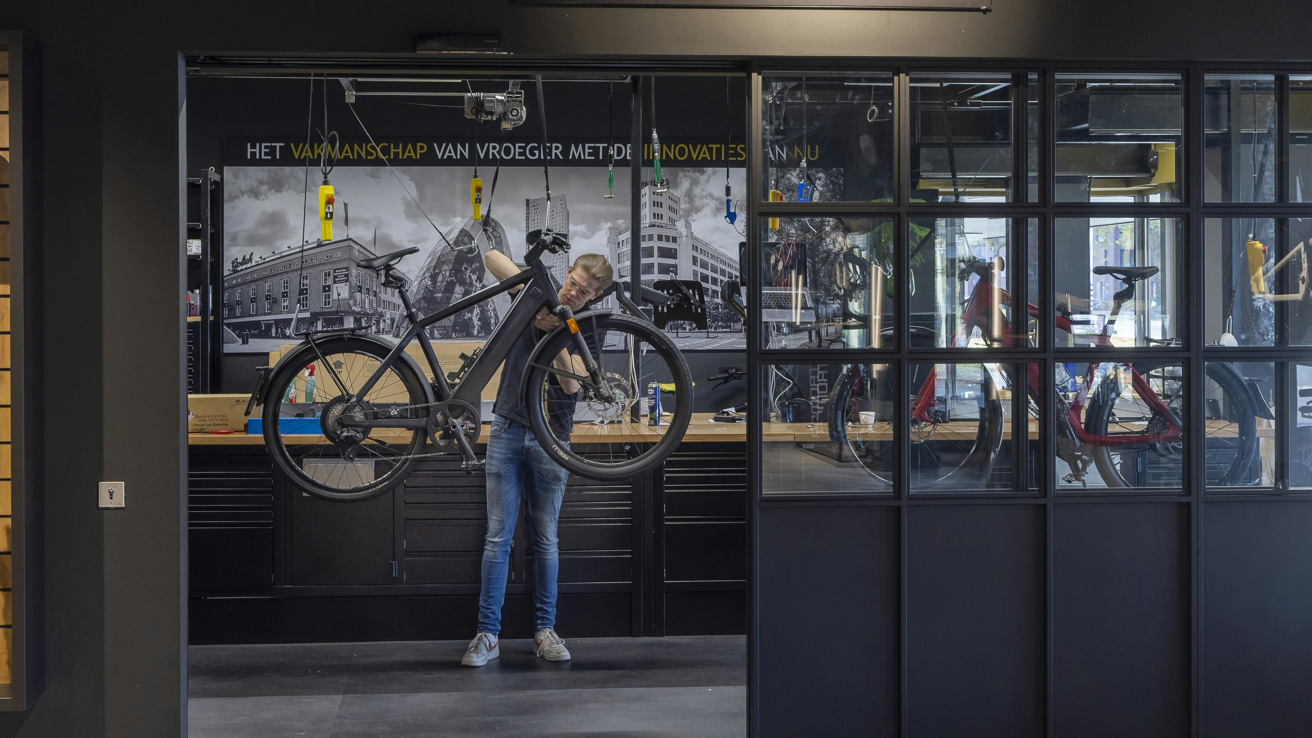 Het verlaagde btw-tarief van 9 procent is uitsluitend van toepassing op de door de fietsenmaker verrichte arbeid, oftewel de eigenlijke reparatiedienst. De levering van fietsen, fietsonderdelen en accessoires is altijd belast naar het algemene btw-tarief (21 procent). Foto Koos Groenewold