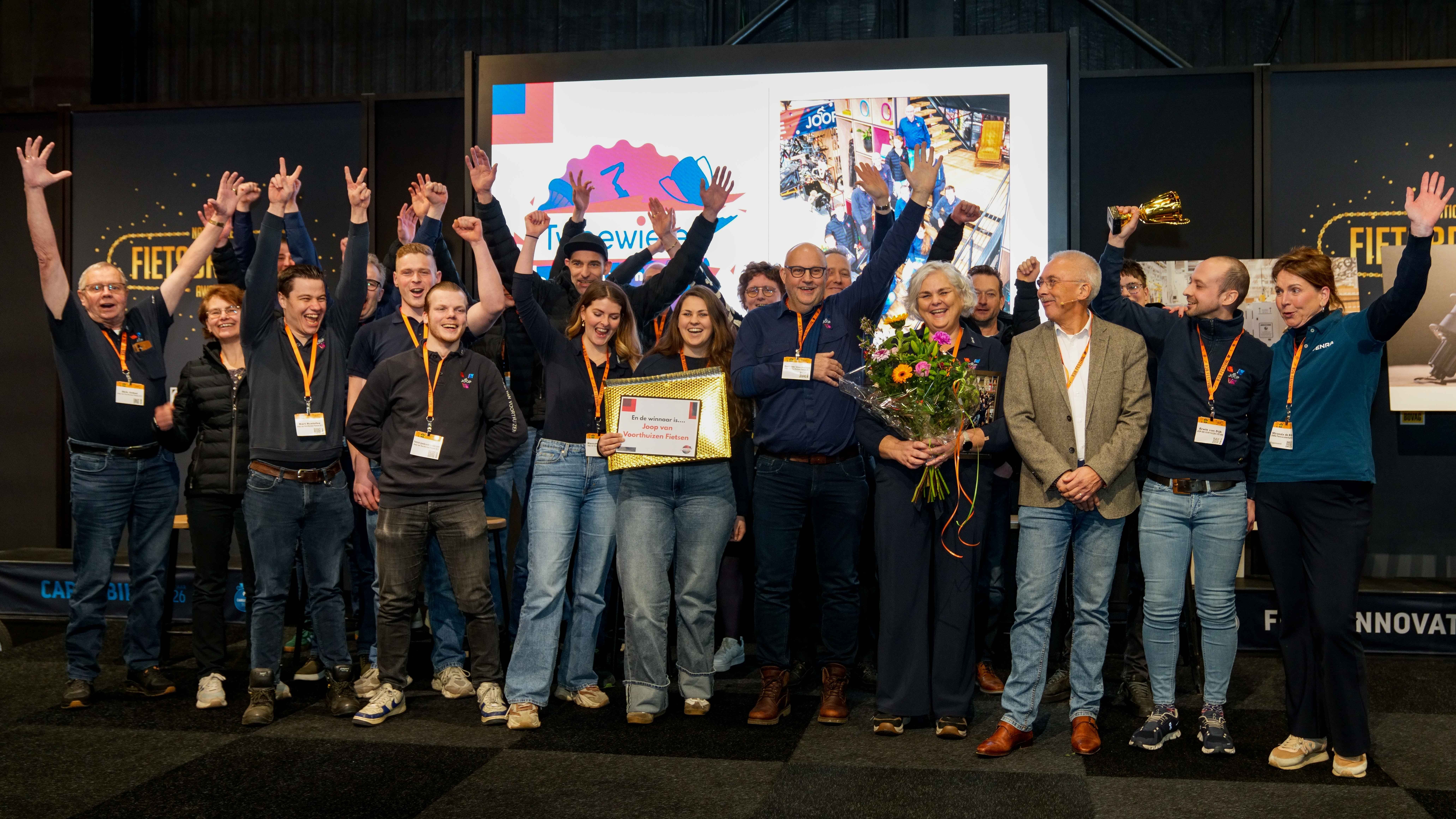 Het team van Joop van Voorthuizen met rechts juryvoorzitter Ferry Smith en Miranda de Bruin van ENRA. (Foto: Jan Willem de Venster)