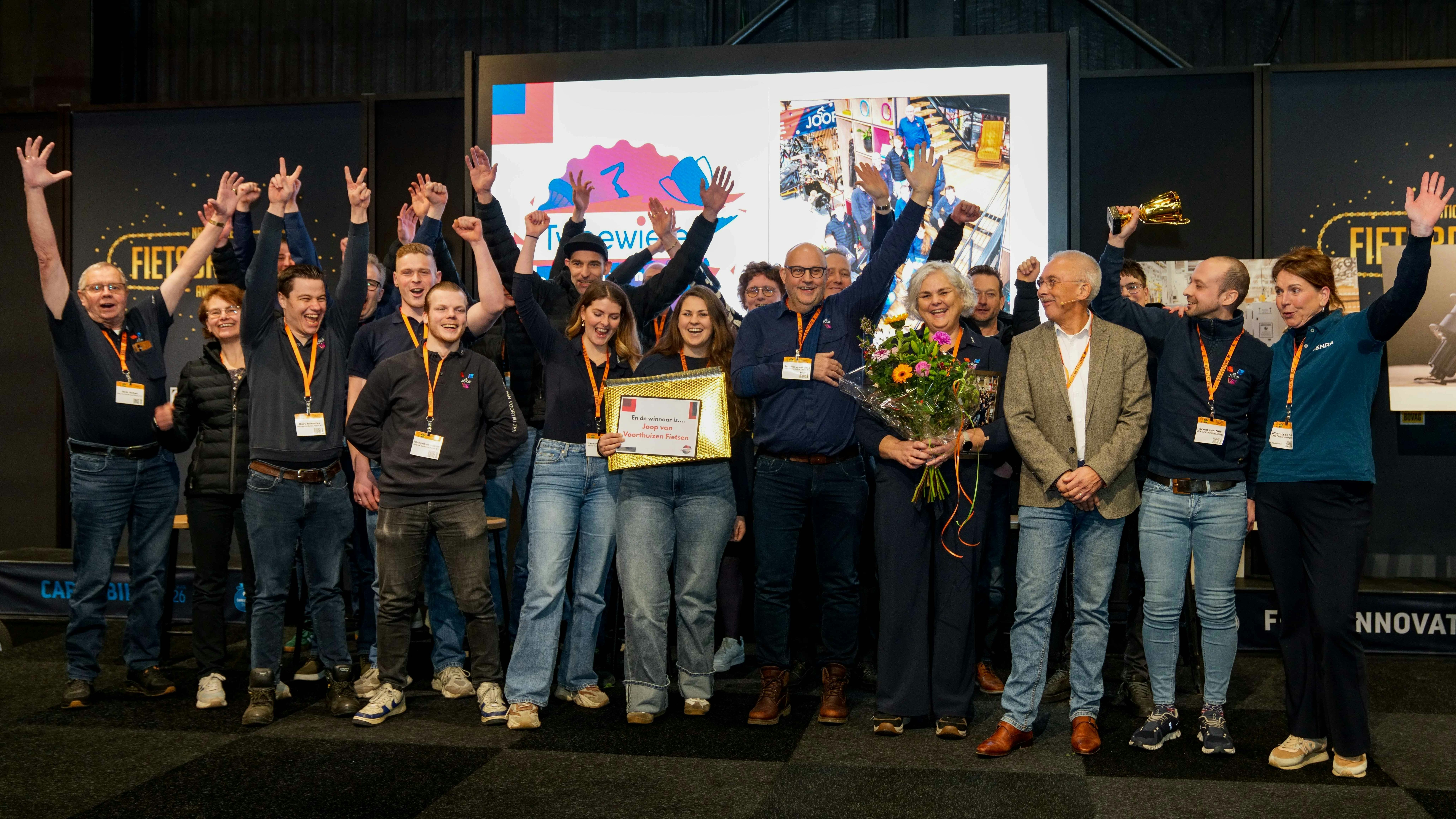 Het team van Joop van Voorthuizen met rechts juryvoorzitter Ferry Smith en Miranda de Bruin van ENRA. (Foto: Jan Willem de Venster)