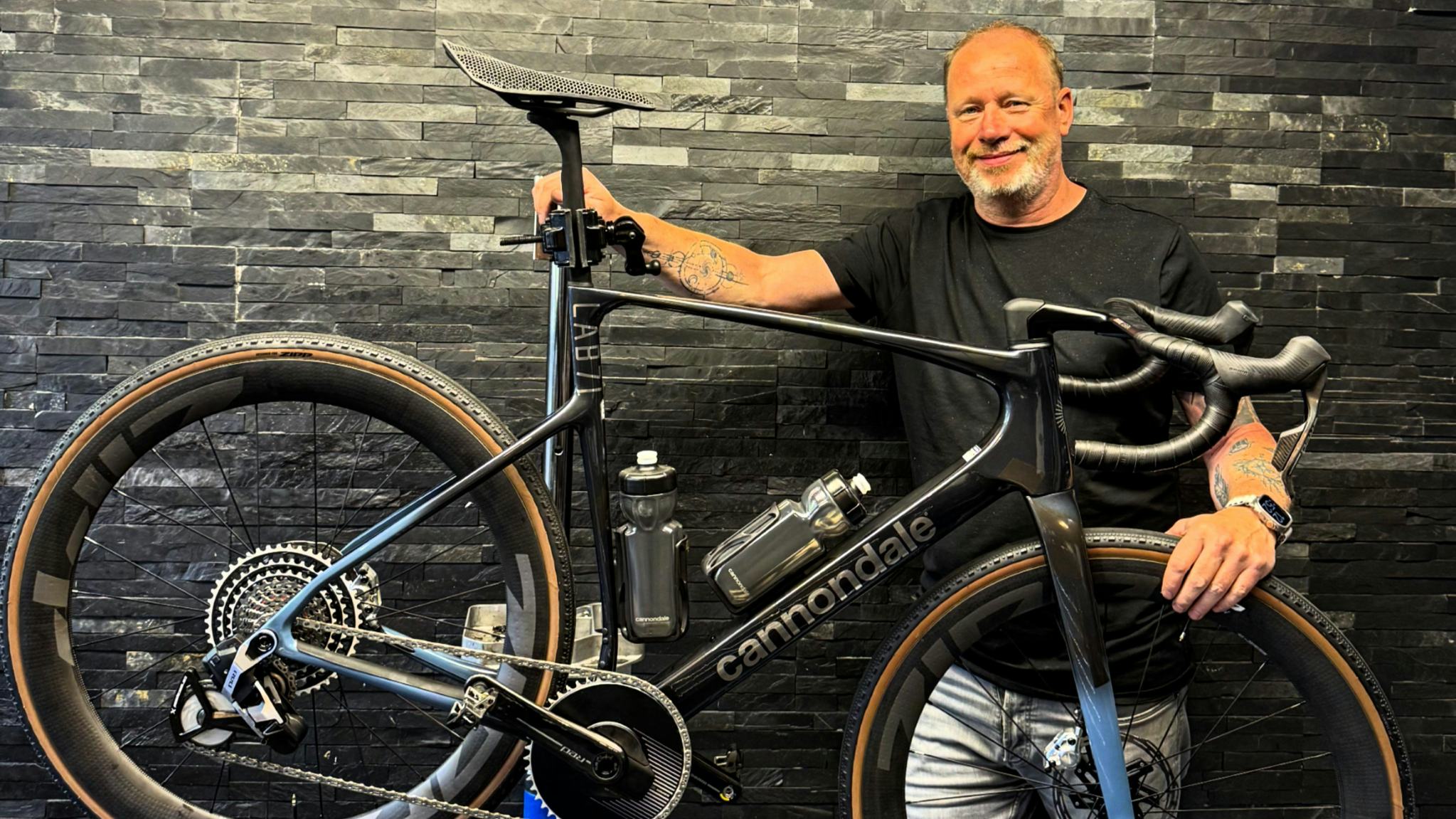 Willem de Koning ervaart vooral vrijheid na de verkoop van zijn winkel: “Ik verdien goed en dat getouwtrek met merken mis ik totaal niet.” (Foto King Bicycle Studio)