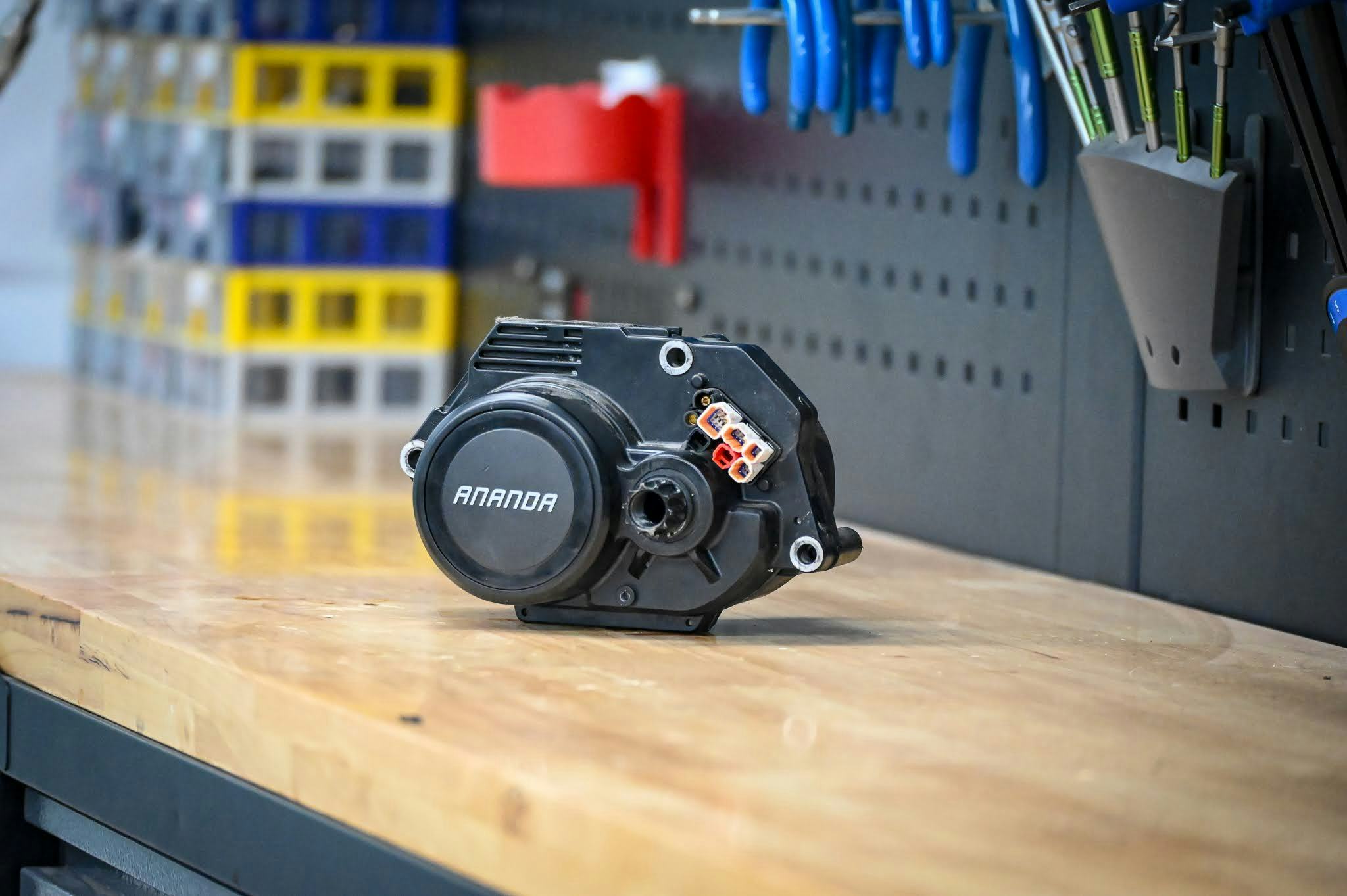 Het servicecentrum in Nederland verzorgt inspecties en garantieafhandeling, ook van de motoren.