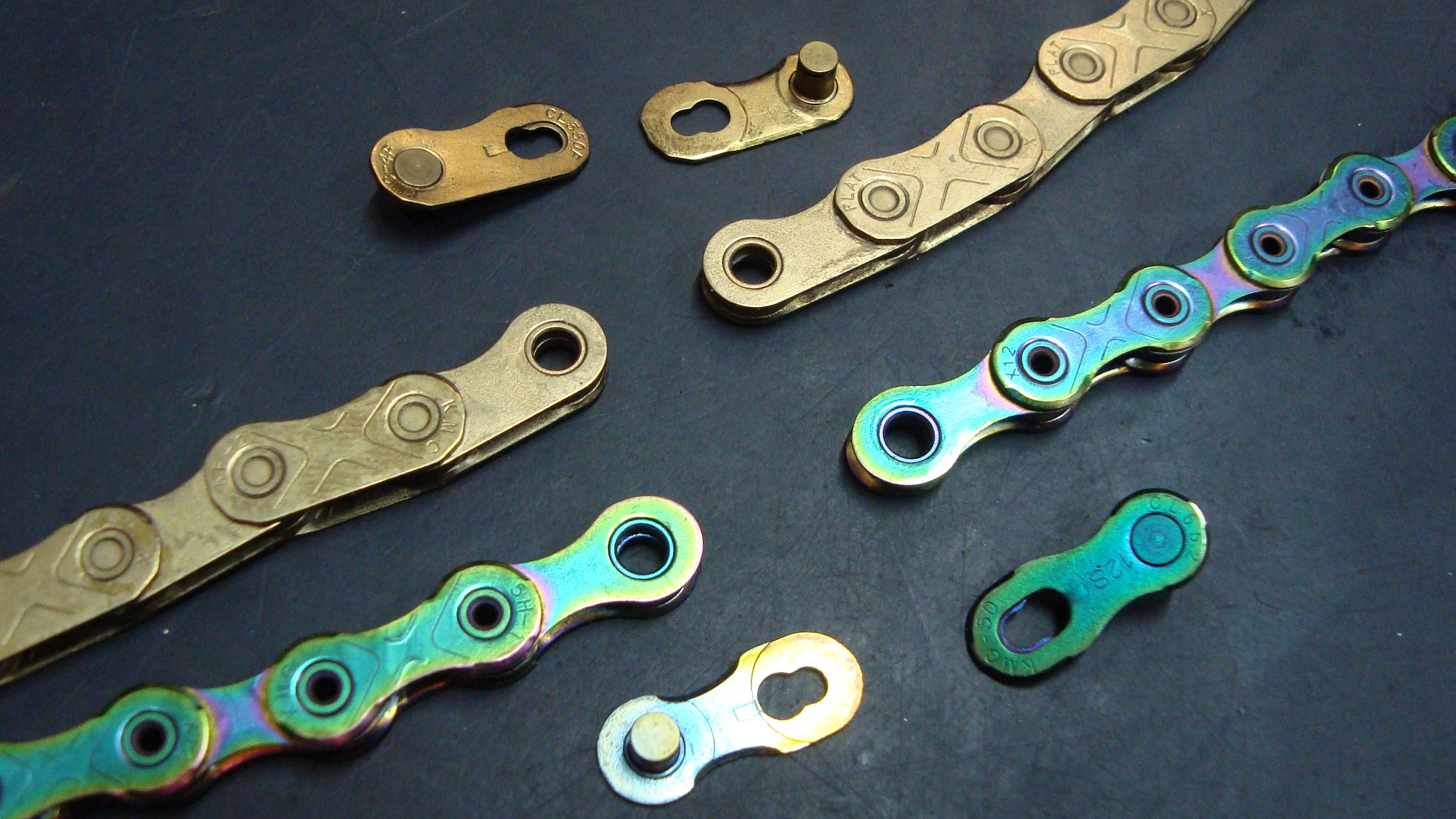 Twee van de nieuwe KMC 12 speed kettingen. De X FLAT Ti-N en de X12L Aurora green. Beide modellen zijn als ‘KMC GO WAXED’ bestelbaar. foto David Thörig 