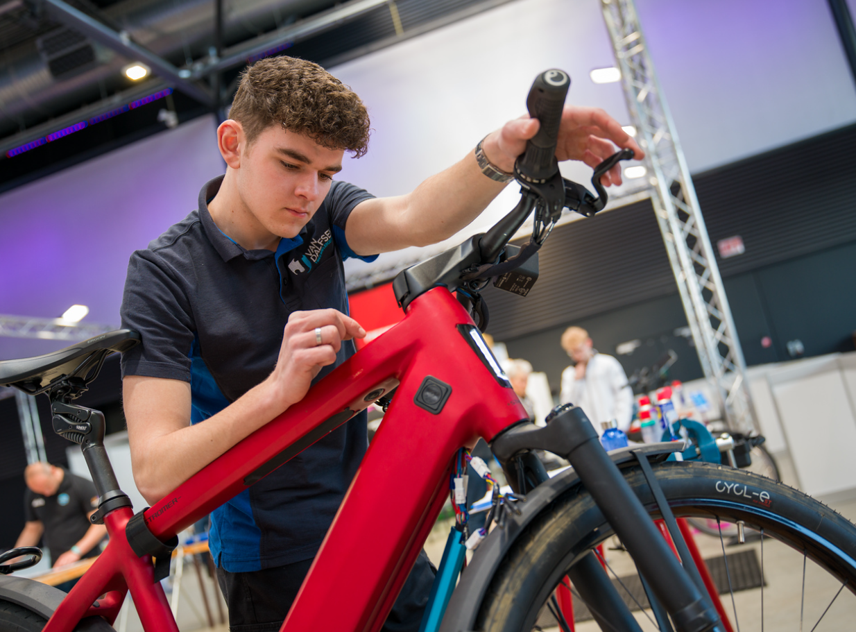 Pim Vaarhost bezig met een praktijkopdracht. (Foto Worldskills Netherlands)