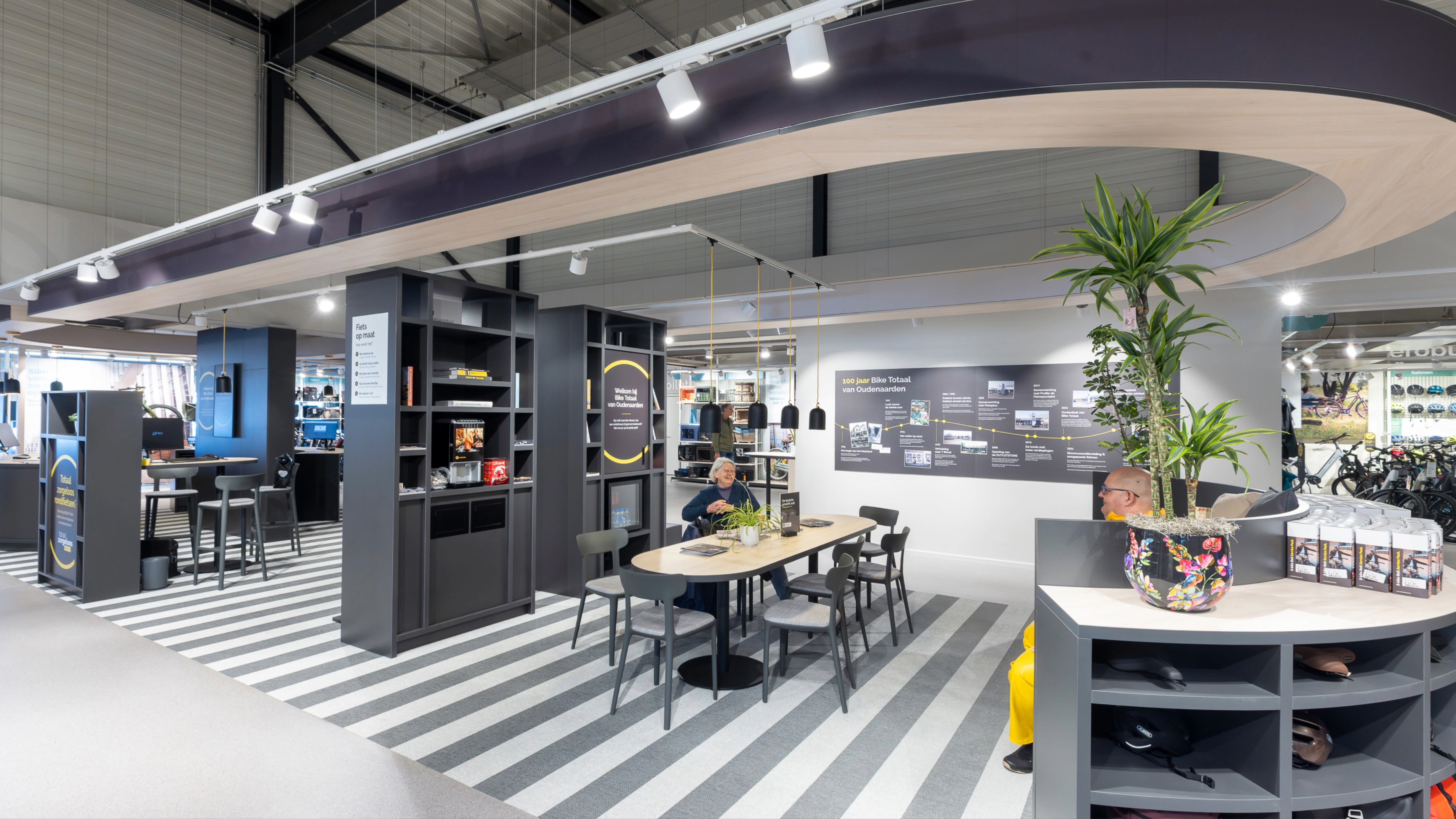 Volop ruimte voor de verkoopgesprekken, een wachtruimte en aandacht voor ergonomie in de servicezone die het hart van de winkel vormt. Foto Koos Groenewold