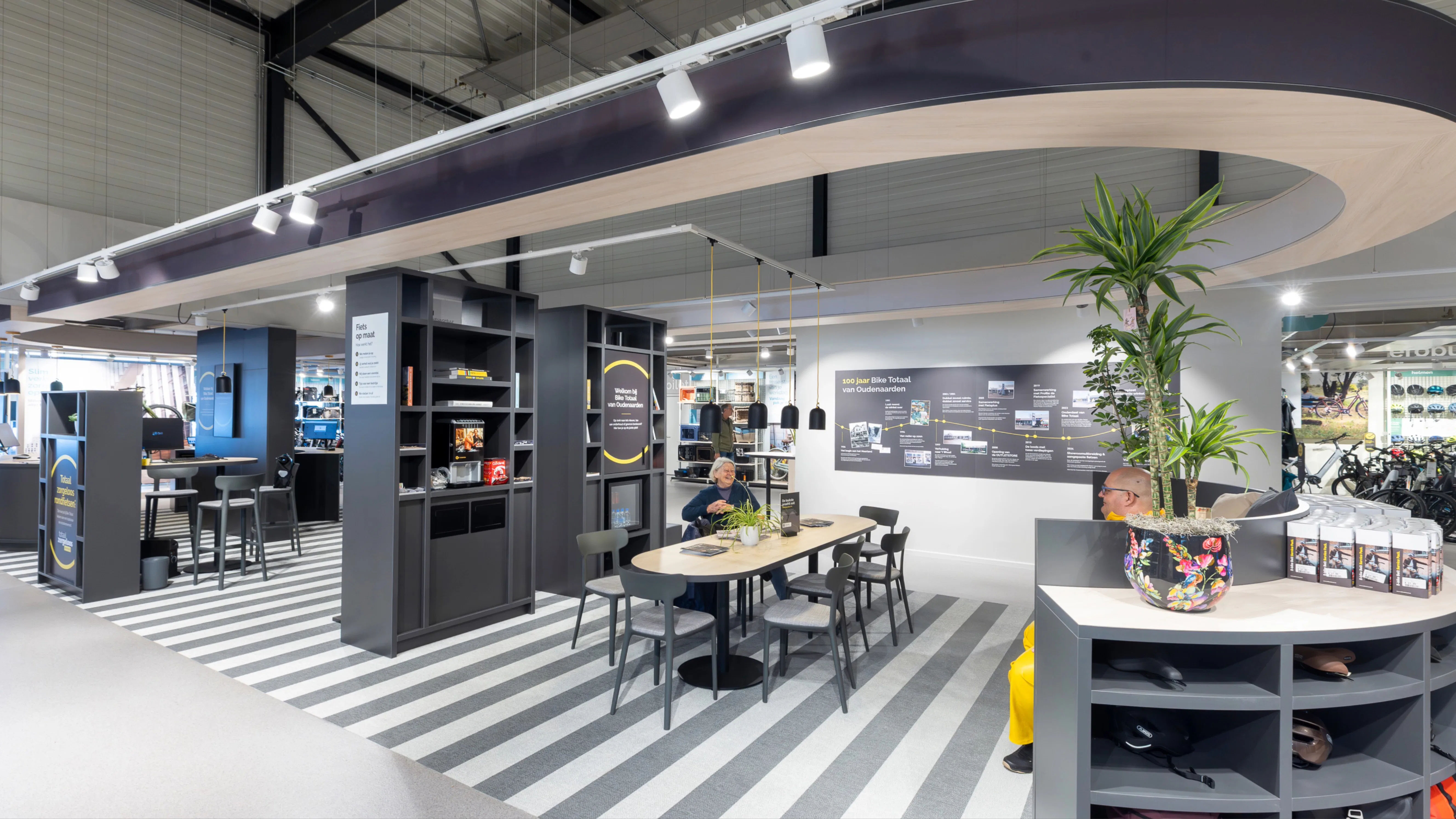 Volop ruimte voor de verkoopgesprekken, een wachtruimte en aandacht voor ergonomie in de servicezone die het hart van de winkel vormt. Foto Koos Groenewold