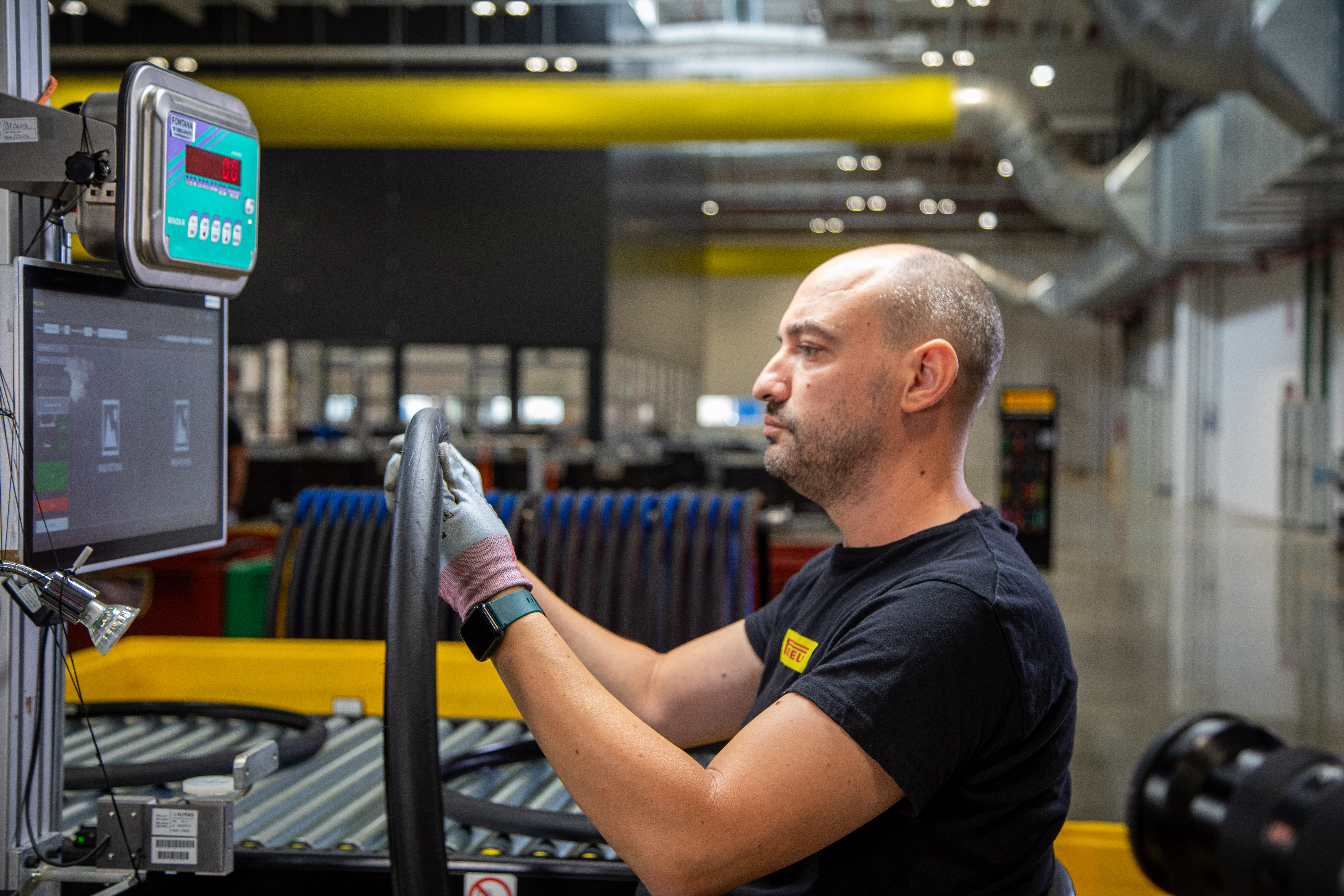 Pirelli is het enige bedrijf in Italië dat op industriële schaal fietsbanden produceert. De in Bollate vervaardigde producten P Zero, Cinturato en Scorpion zijn allemaal FSC-gecertificeerd en behoren tot het premiumsegment. Foto Pirelli