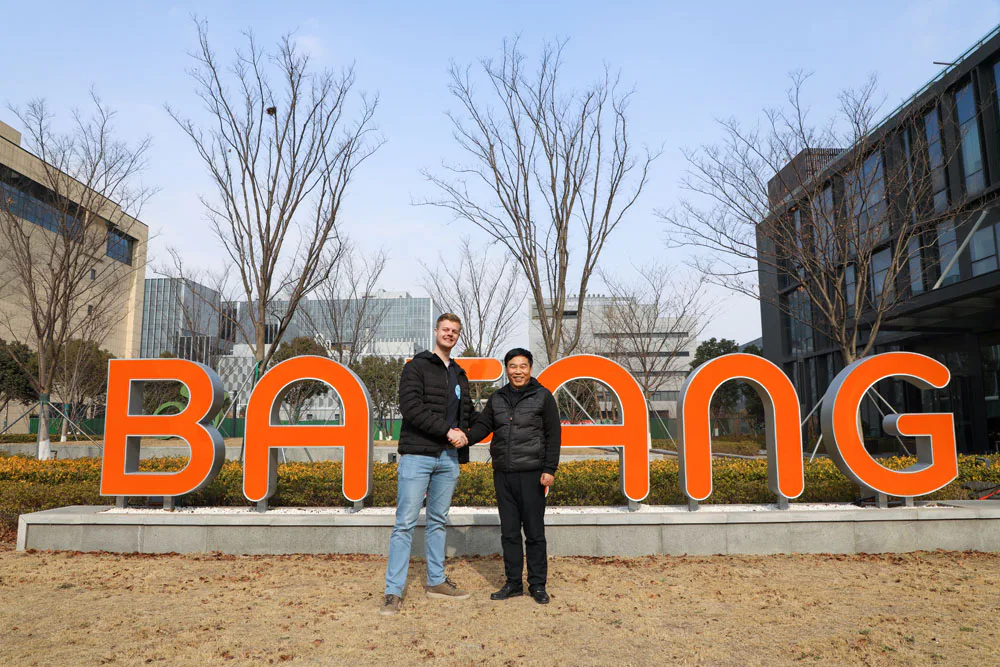 Maikel Tjpjesen en Wang Qinghua , algemeen directeur en president van Bafang.