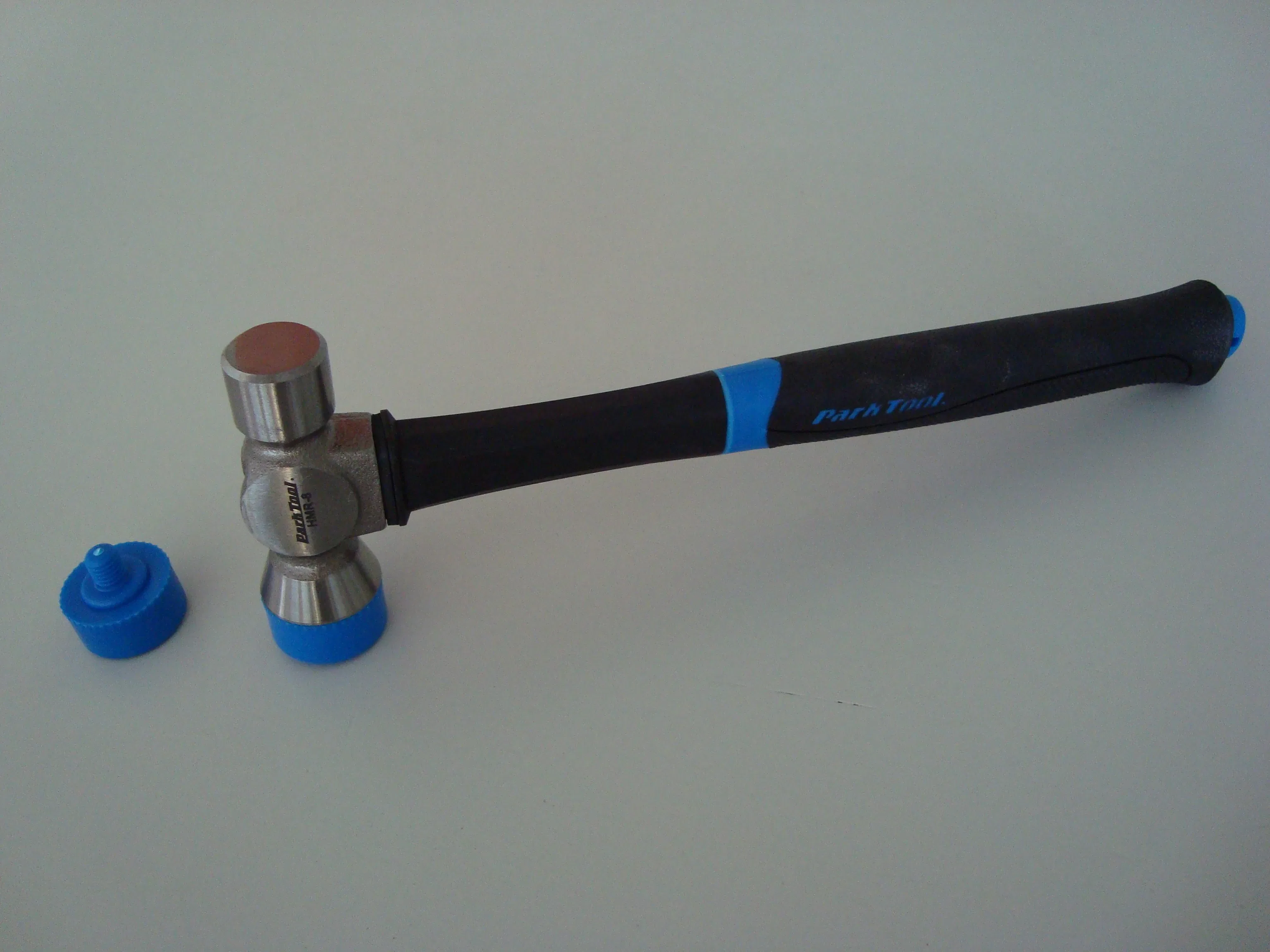 Speciaal voor het fijnere klop werk heeft Park Tool de HMR-8. De kunststof kop van deze lichte compacte hamer is vervangbaar. (Foto David Thörig)