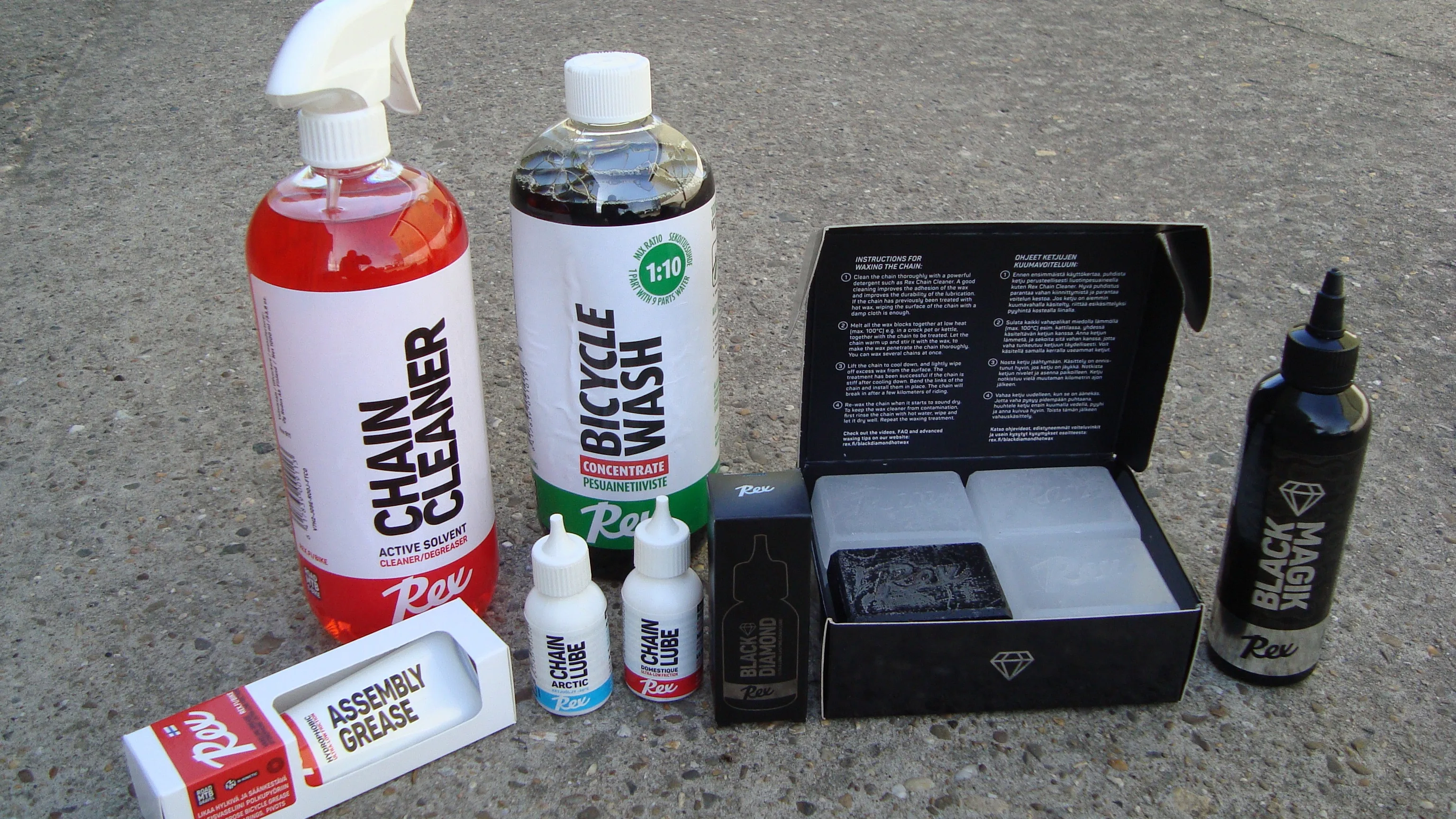 Rex is een waxspecialist. Naast de hot wax zijn er ook verschillend kettingwaxen die gewoon met een druppel flesje kunnen worden aangebracht. foto David Thörig