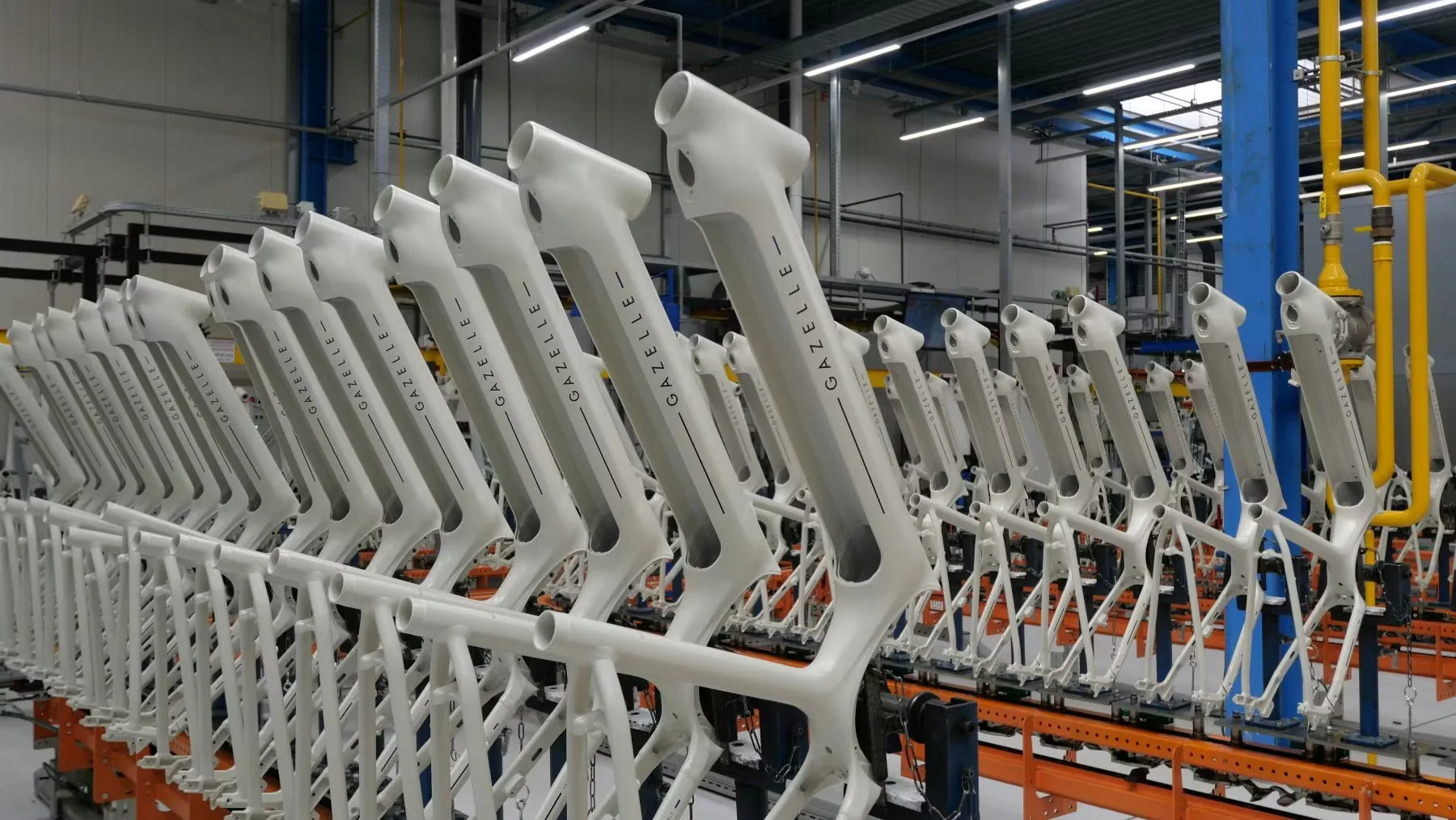 Gazelle heeft de productie van zijn moderne assortiment e-bikes geïntegreerd in zijn 100 jaar oude fabriek in Nederland. Foto Bike Europe
