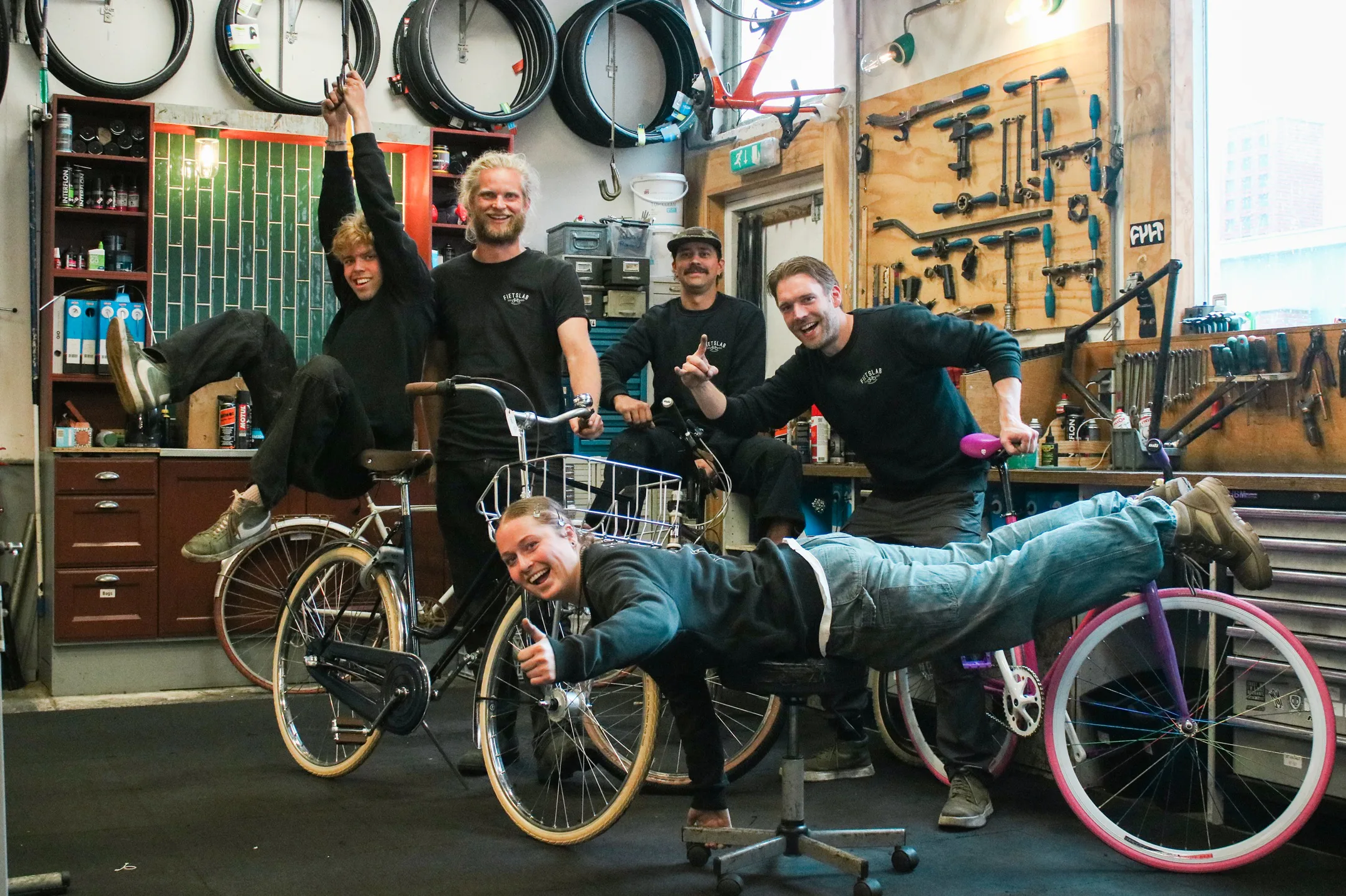 Korné Boekholt en zijn team in de werkplaats van Fietslab Groningen.