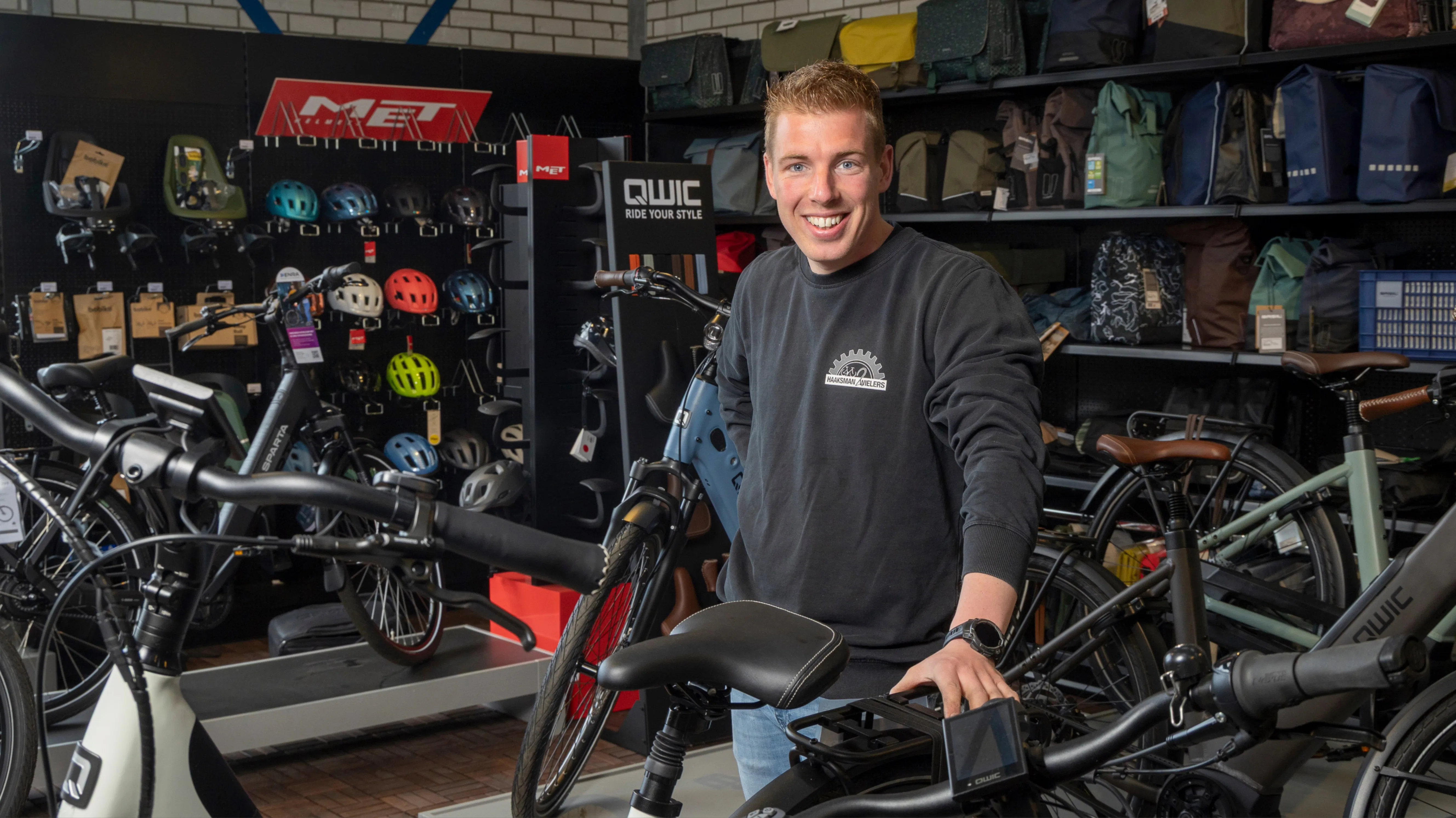 Jan is blij met de merken in zijn winkkel: "Het eerste wat klanten vragen als ze een nieuwe fiets zoeken is of je Sparta, Gazelle of Batavus hebt. Als je dan al op alle drie nee moet antwoorden wordt het lastig."(Foto Koos Groenewold)