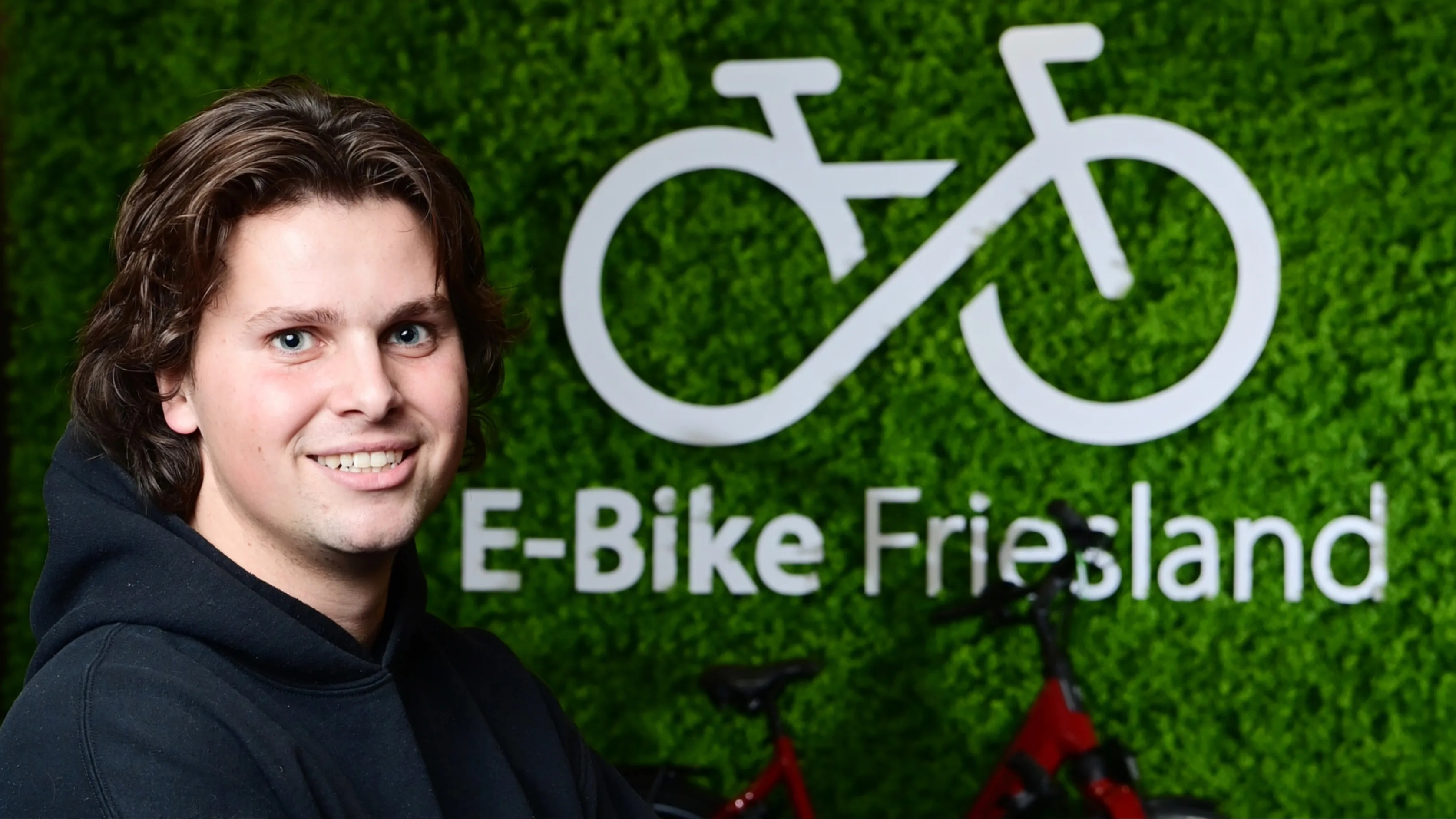 De eigenaren van PedalPro zijn ook eigenaar van E-bike Friesland. Buck van der Weerd signaleert een groeiende populariteit van tweedehands e-bikes: “De fiets is tegenwoordig breder inzetbaar en met een gemiddelde nieuwprijs van rond de drieduizend euro kiezen steeds meer consumenten voor tweedehands of refurbished.” Foto Marjolein Ansink  