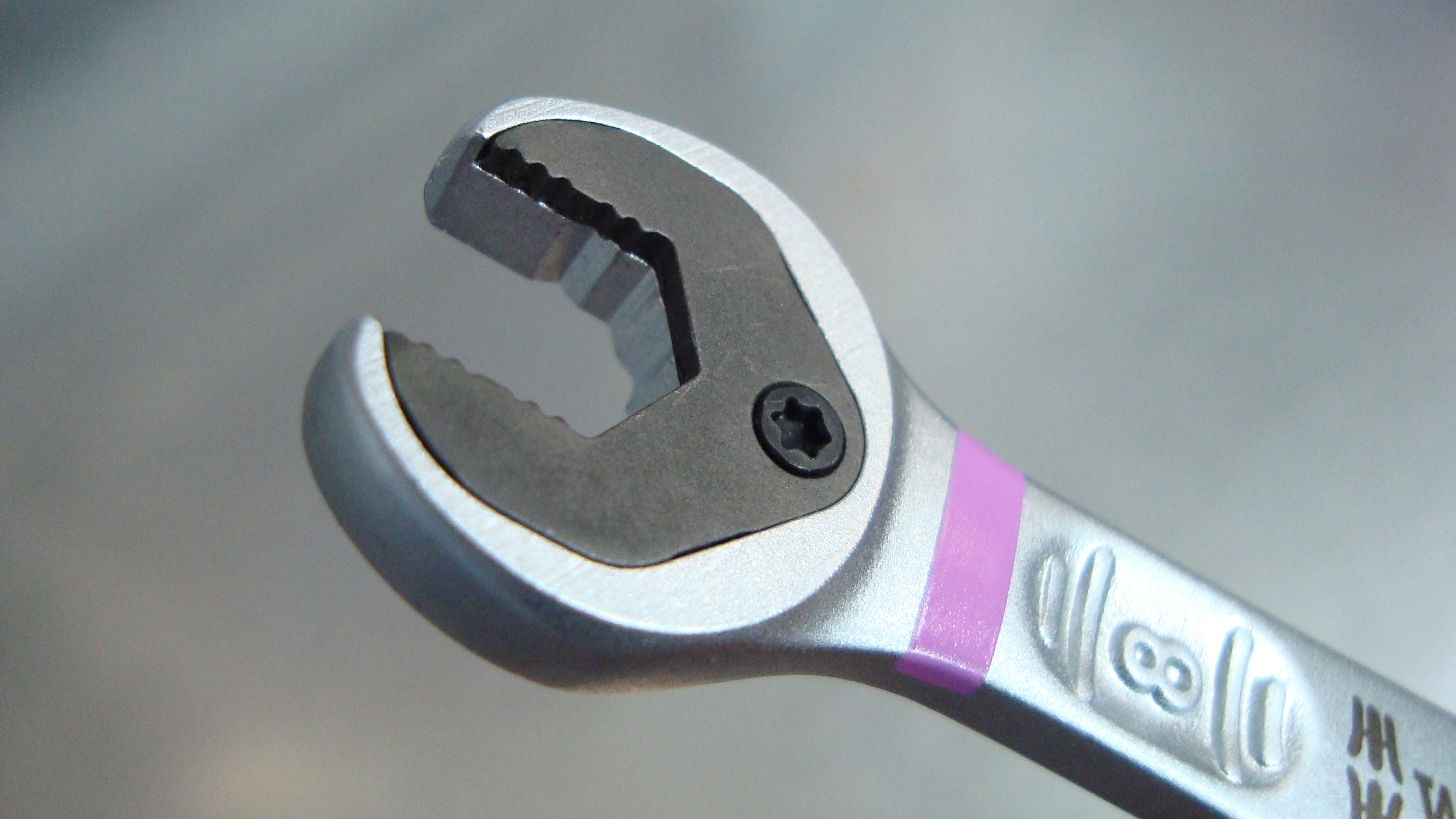 Dubbele zeskant geometrie en een vervangbare hardstalen plaat met vertanding voor optimale grip. 