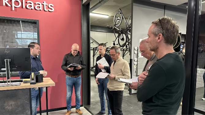 Tijdens de laatste juryronde, waarin de finalisten worden bezocht, let Paul Wagenaar op de processen in het bedrijf: “Zijn rollen en verantwoordelijkheden goed omschreven?" (Foto Tweewieler)